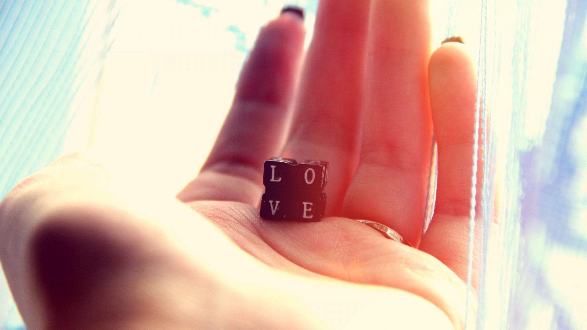 Обои палец, кожа, ноготь, кольцо, губа в разрешении 1920x1080