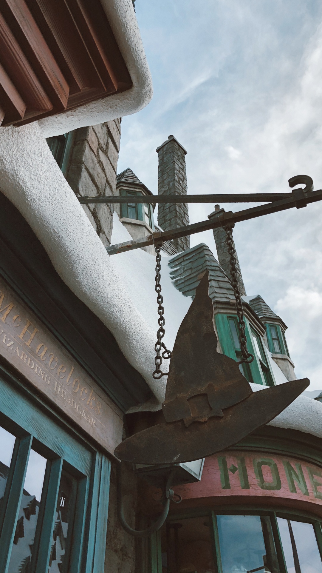 Обои косой переулок, ориентир, крыша, чирок, железо в разрешении 1080x1920