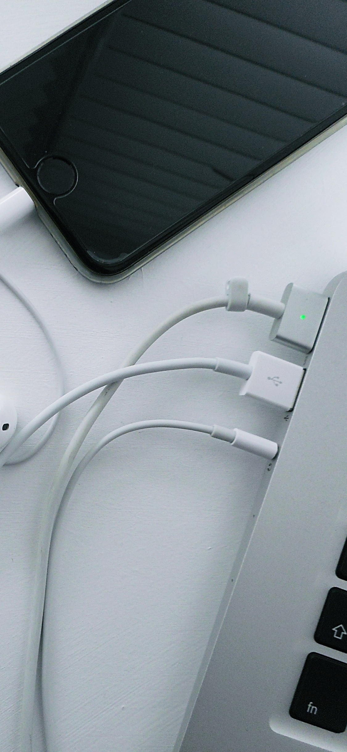 Обои apple, macbook, технологии, электронное устройство, кабель в разрешении 1125x2436