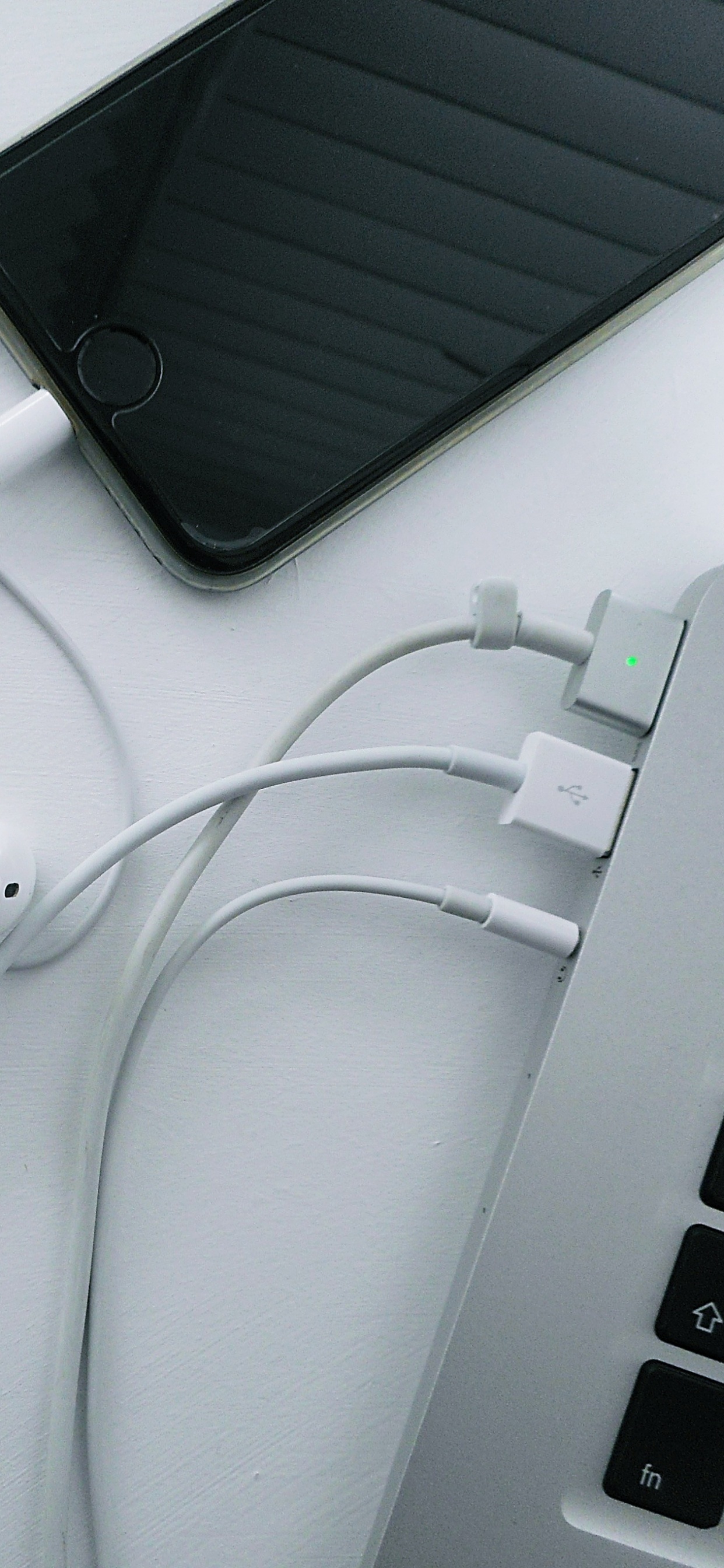 Обои apple, macbook, технологии, электронное устройство, кабель в разрешении 1242x2688