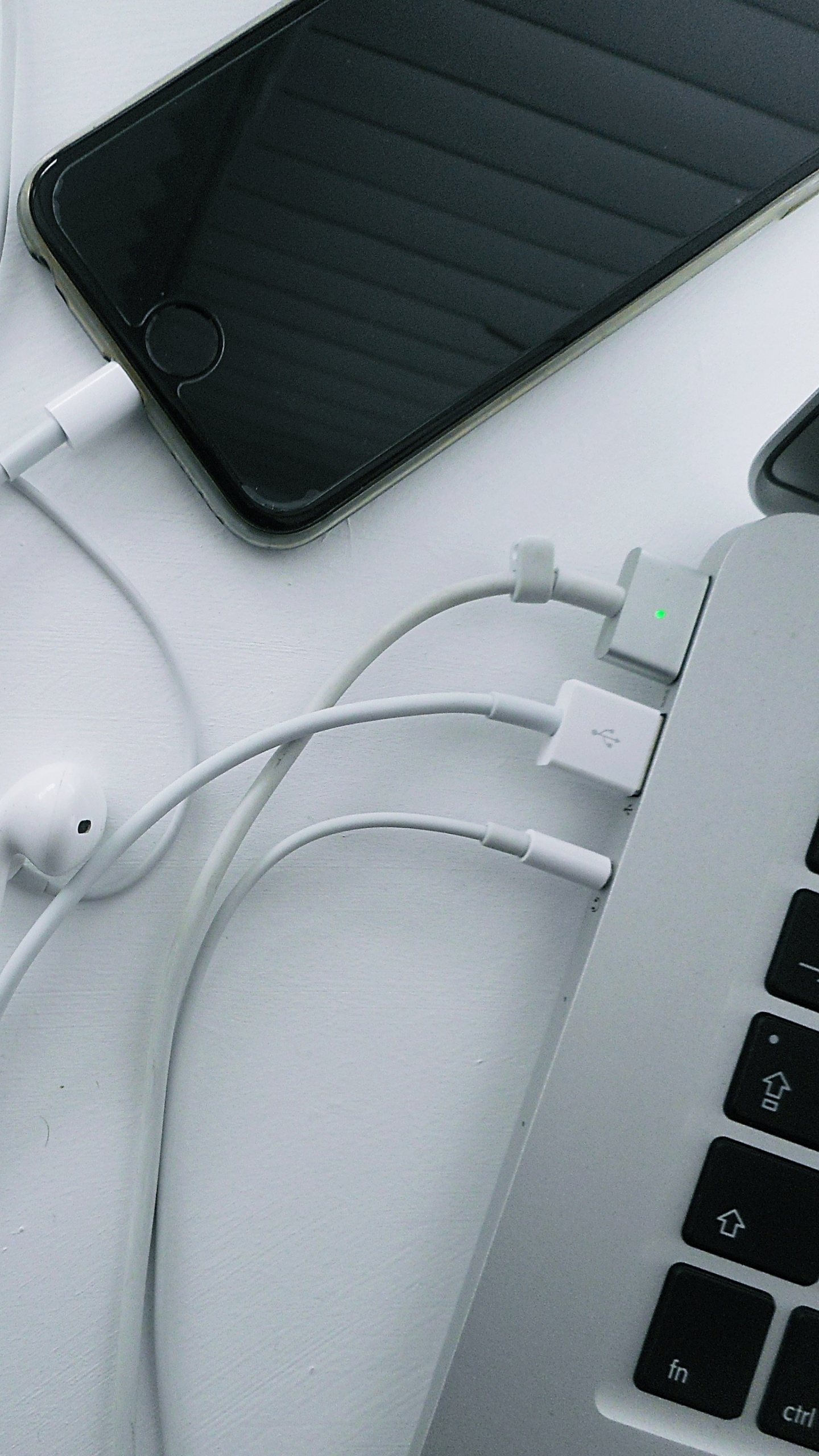 Обои apple, macbook, технологии, электронное устройство, кабель в разрешении 1440x2560