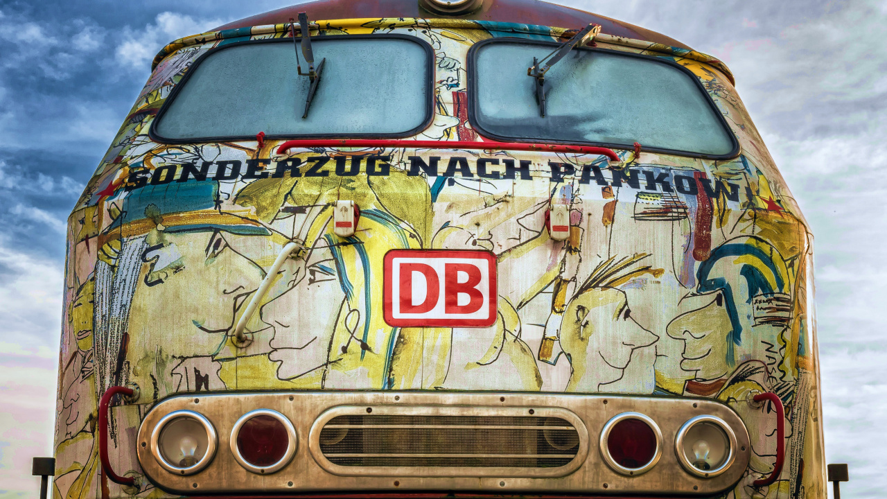 Обои поезд, граффити на поезде, железнодорожный транспорт, граффити, уличное искусство в разрешении 1280x720