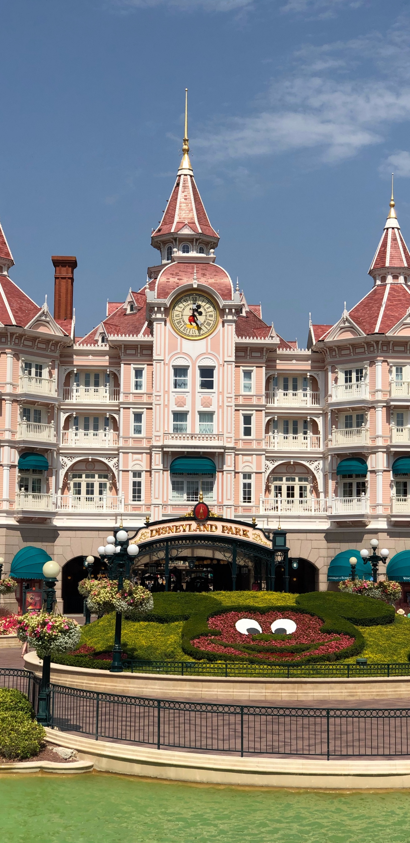 Обои Диснейленд Резорт Париж Отель, ориентир, фасад, шпиль, флерон в разрешении 1440x2960