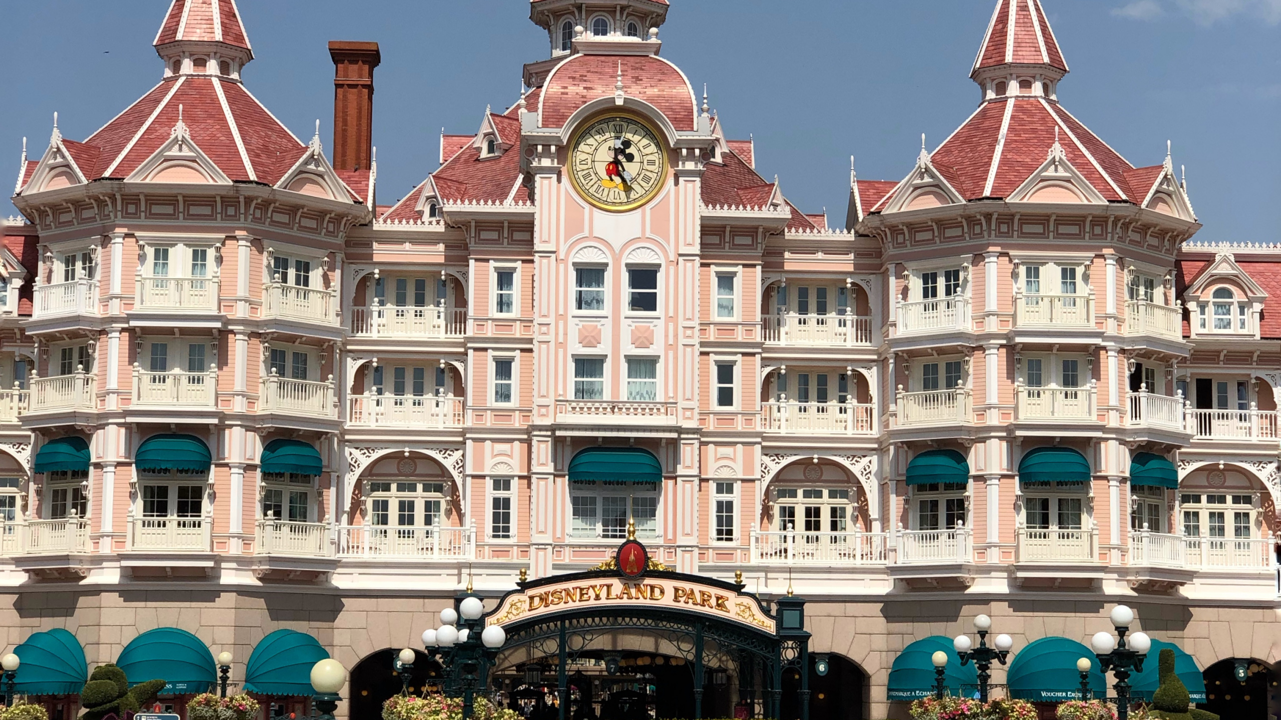 Обои Диснейленд Резорт Париж Отель, ориентир, фасад, шпиль, флерон в разрешении 2560x1440