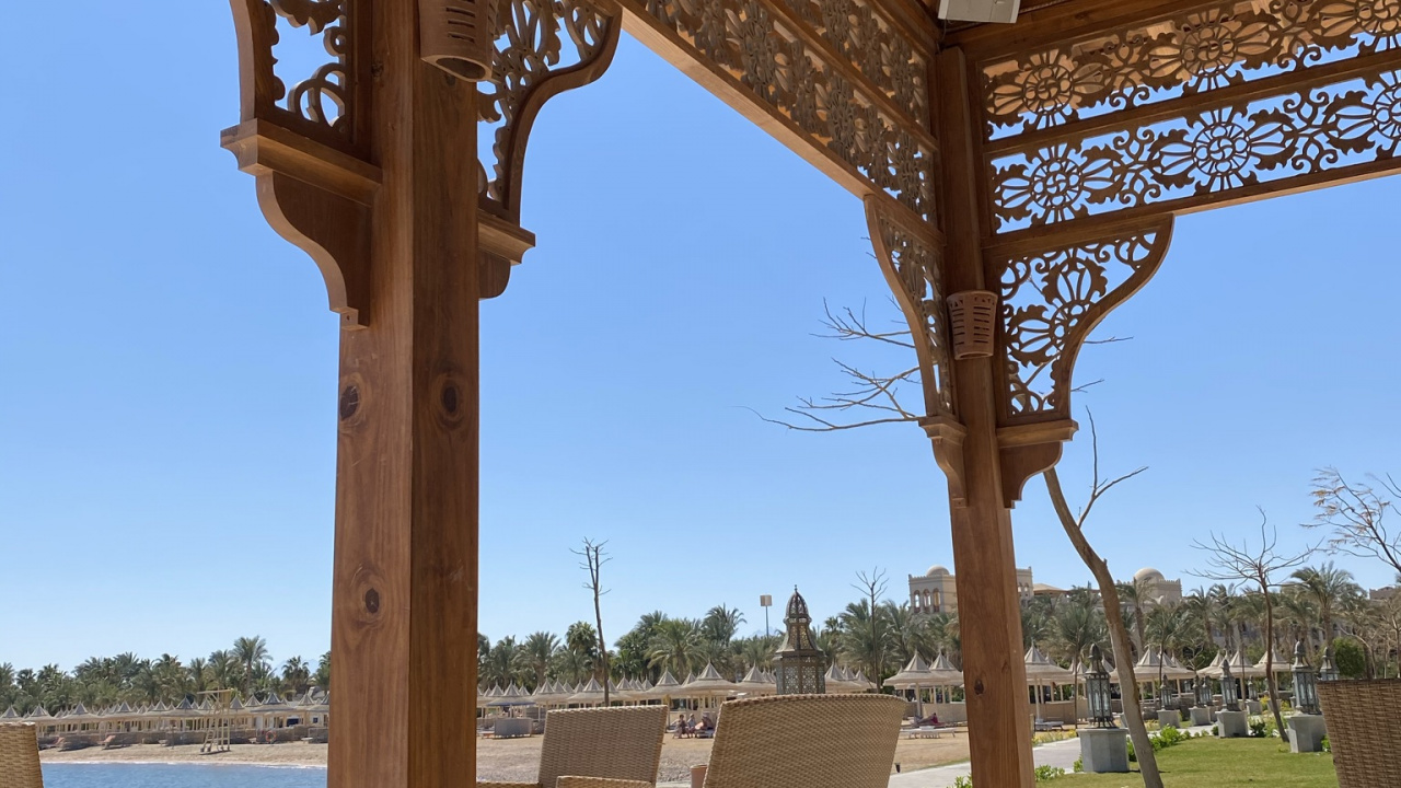 Обои беседка, бельведер, тень, древесина, растение в разрешении 1280x720