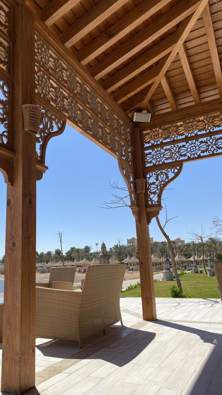 Обои беседка, бельведер, тень, древесина, растение в разрешении 720x1280