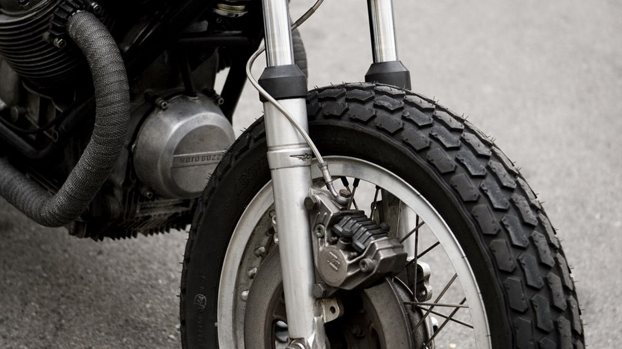 Обои мотоцикл, шина, легковые автомобили, выхлопная система, мото гуцци в разрешении 1280x720