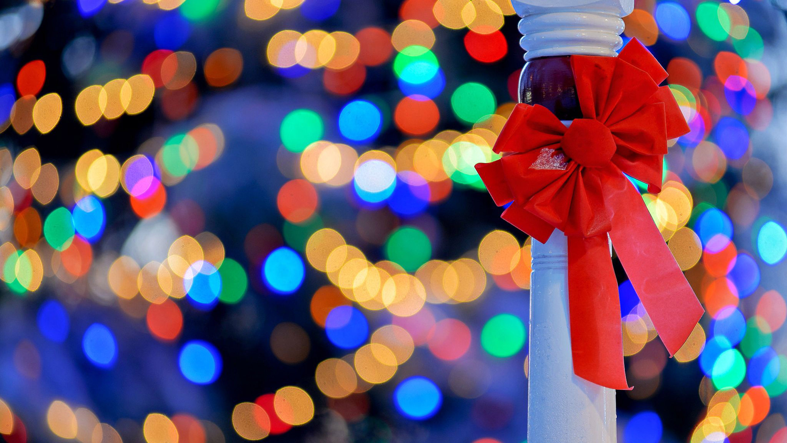 Обои свет, apple, Рождественские украшения, традиция, праздник в разрешении 2560x1440