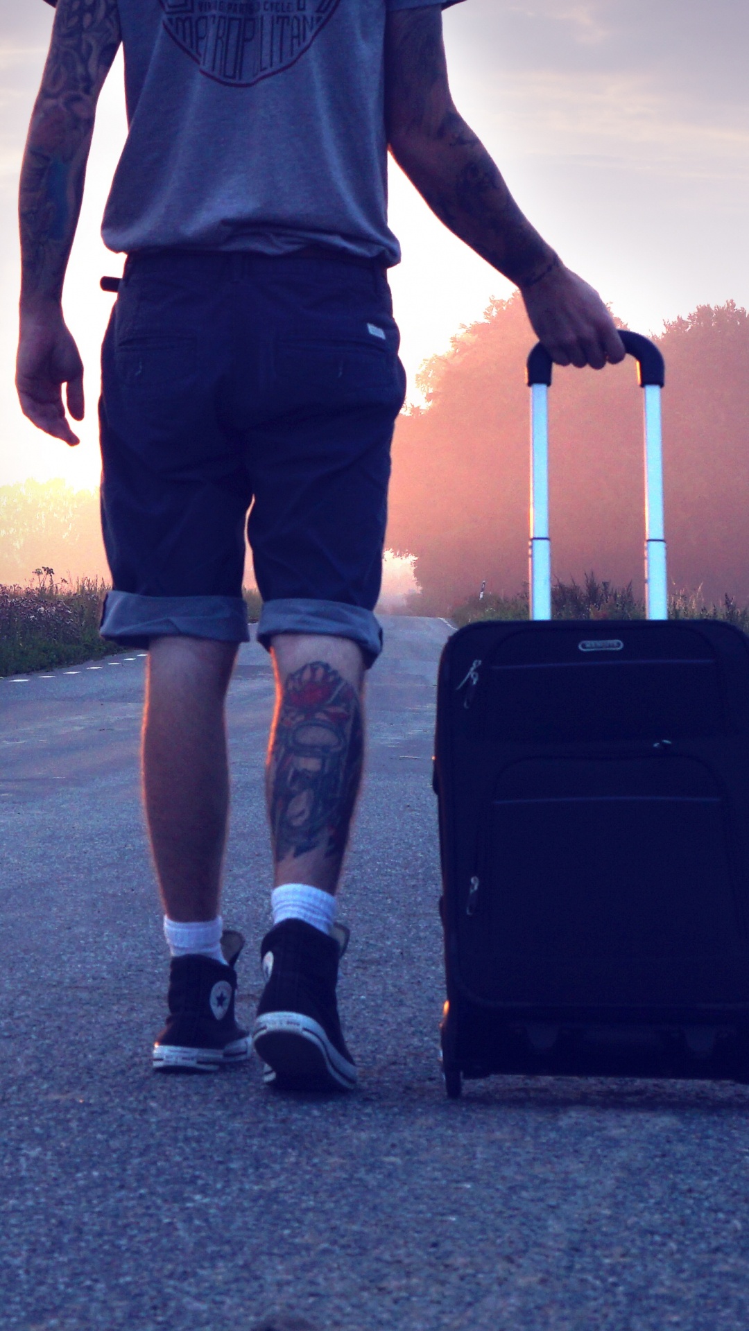 Обои багаж, чемодан, путешествие, поезд, Самокат в разрешении 1080x1920