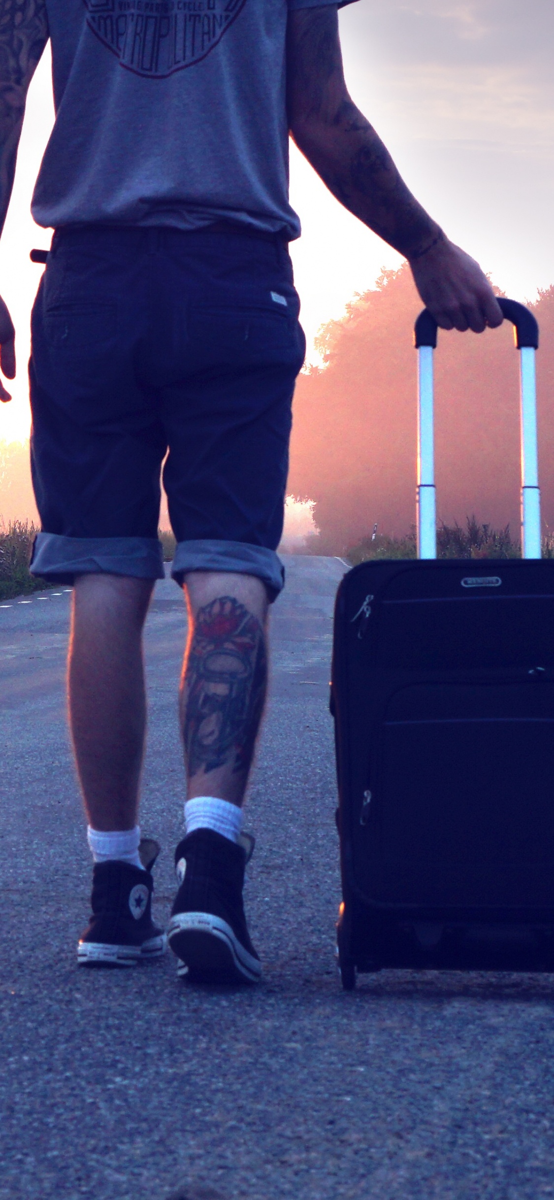 Обои багаж, чемодан, путешествие, поезд, Самокат в разрешении 1125x2436