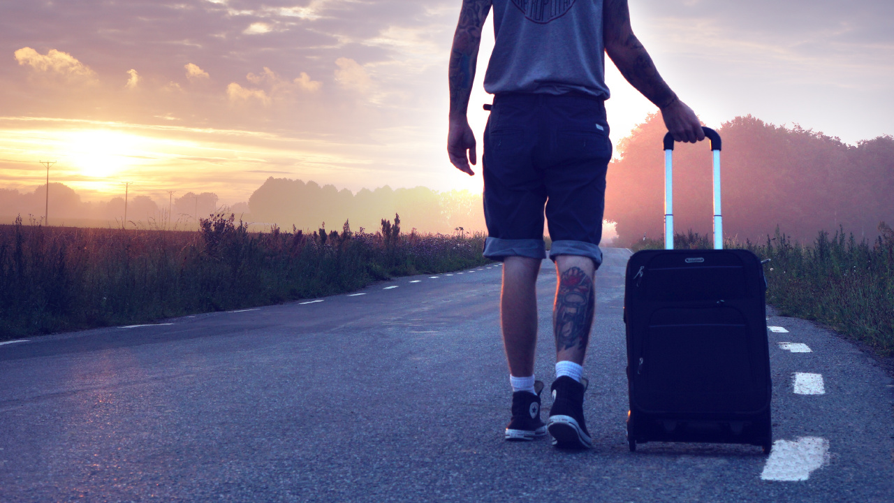 Обои багаж, чемодан, путешествие, поезд, Самокат в разрешении 1280x720