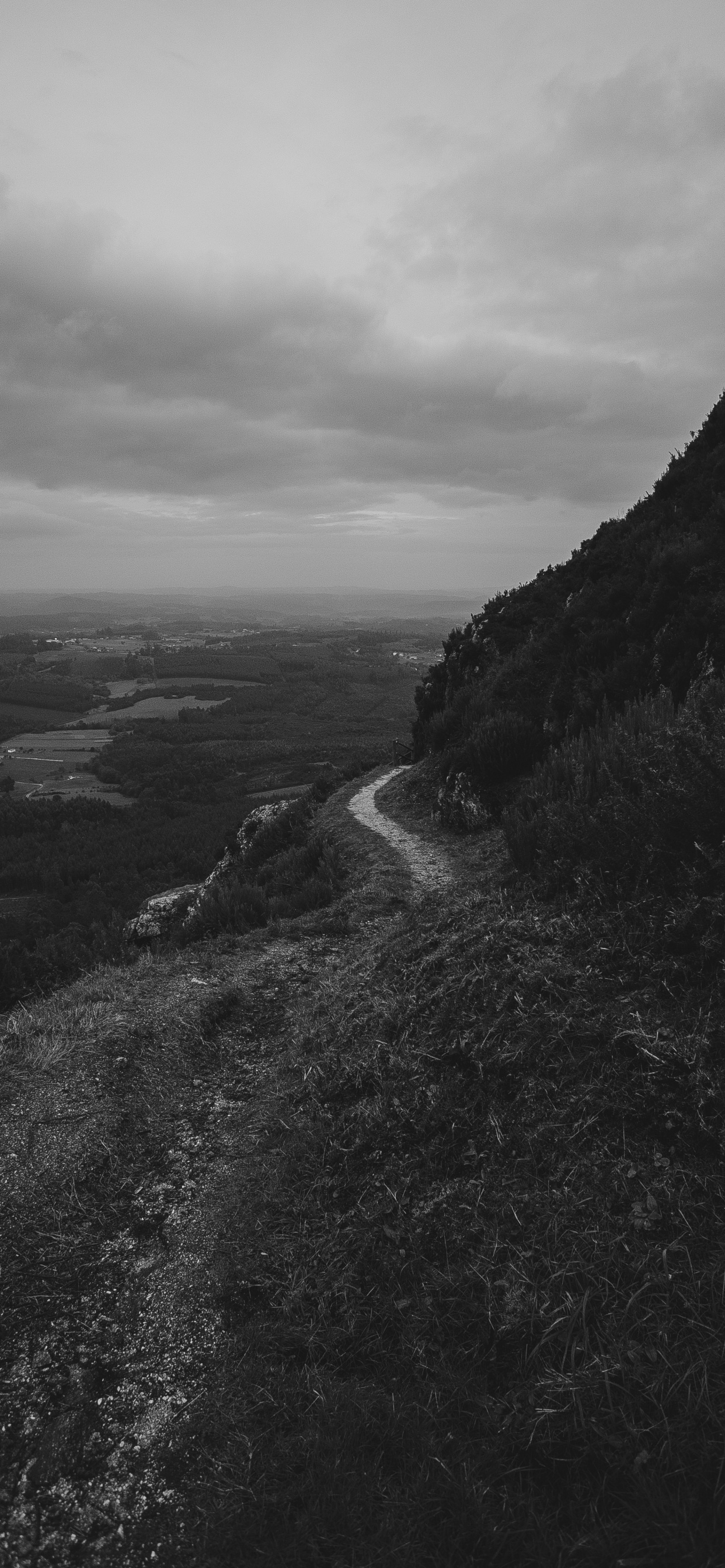 Обои нагорье, белые, черный, море, побережье в разрешении 1242x2688