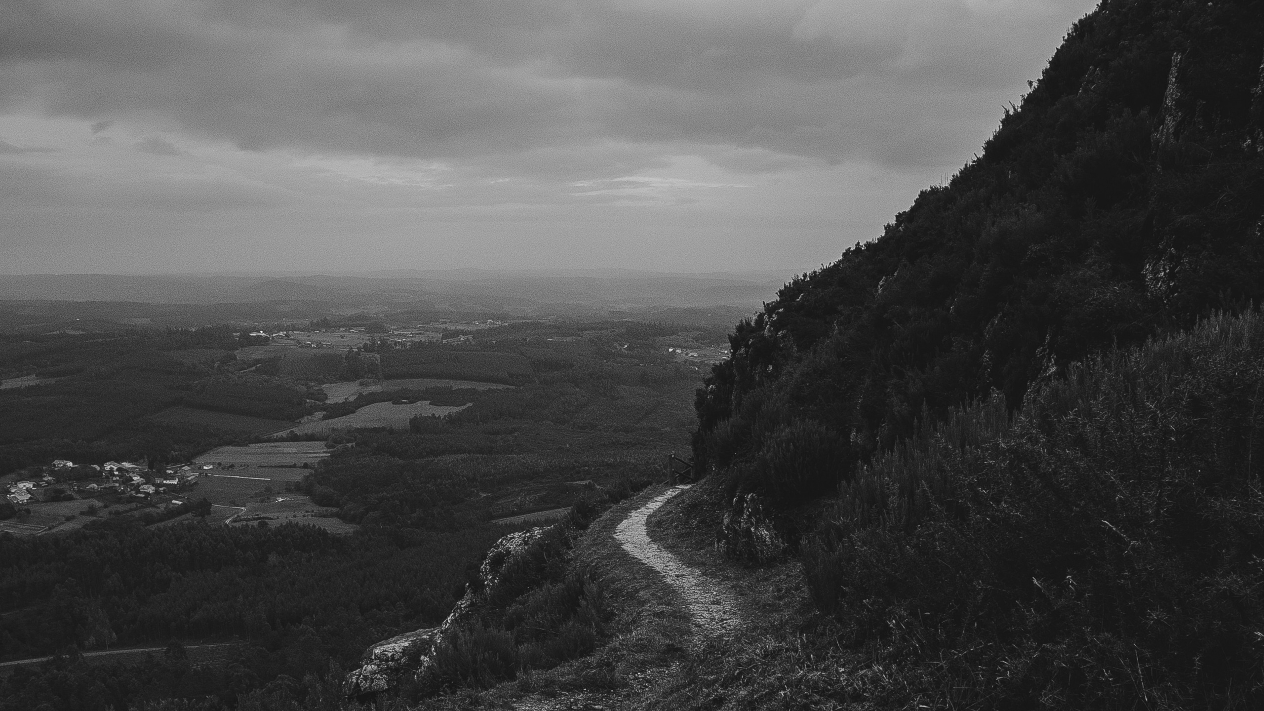 Обои нагорье, белые, черный, море, побережье в разрешении 2560x1440