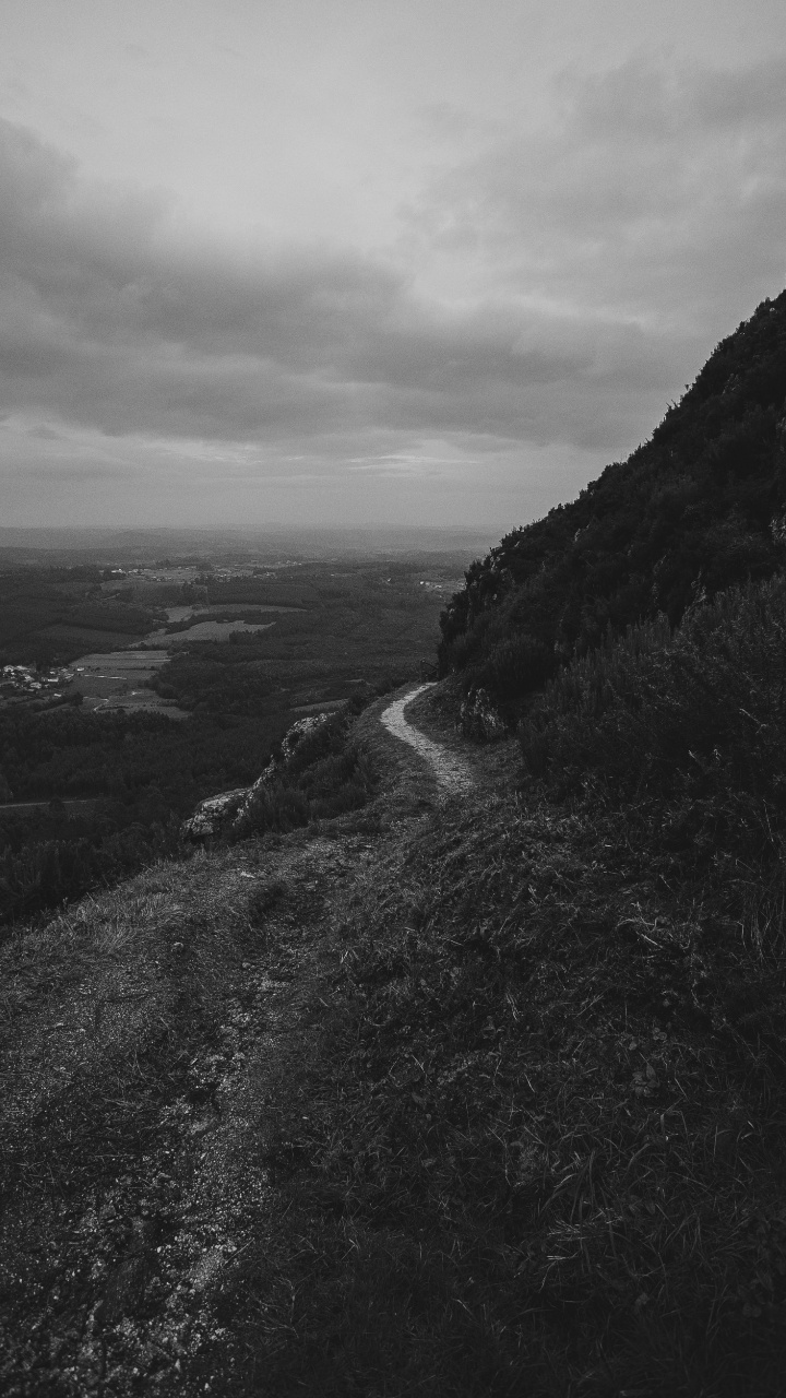 Обои нагорье, белые, черный, море, побережье в разрешении 720x1280