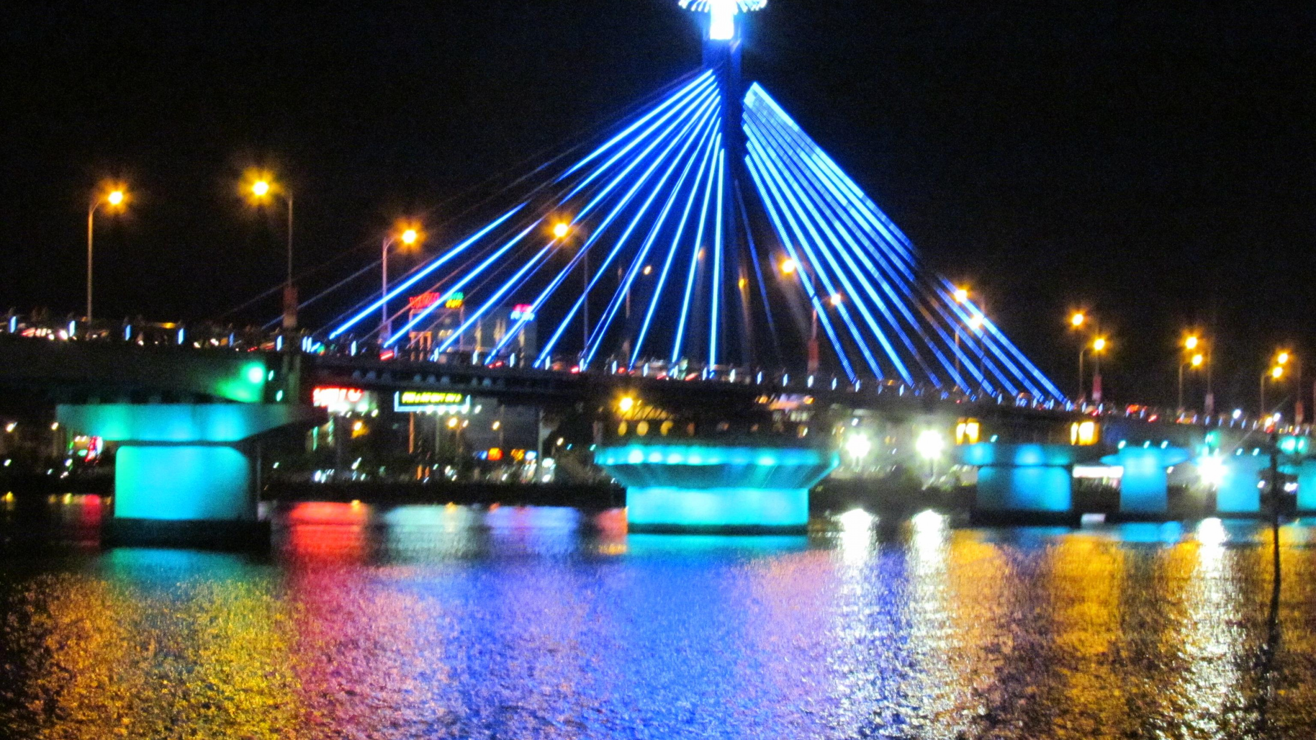 Обои достопримечательность, мост, отражение, ночь, вода в разрешении 2560x1440