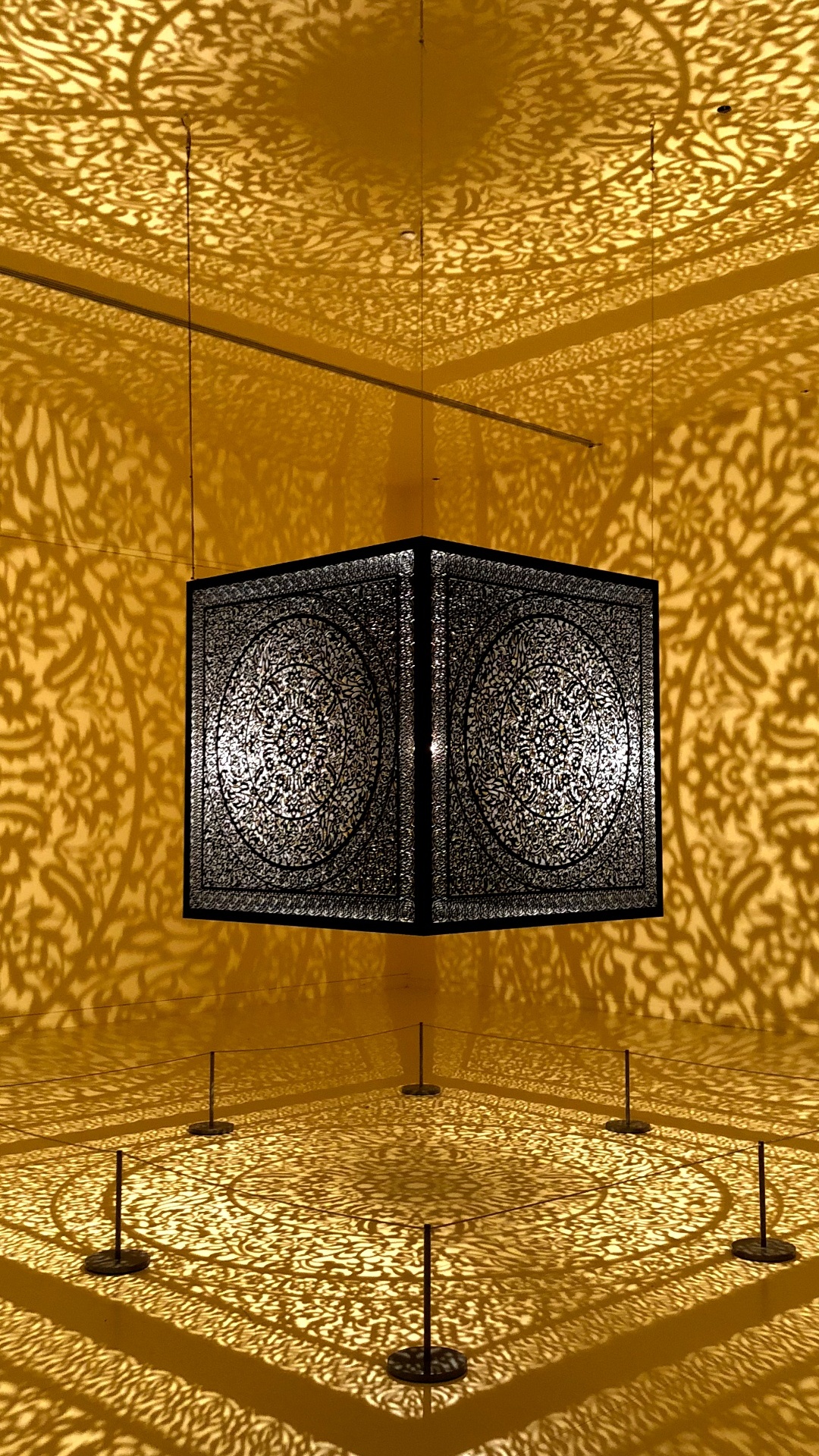 Обои потолок, свойство, Янтарь, золото, дизайн интерьера в разрешении 1080x1920