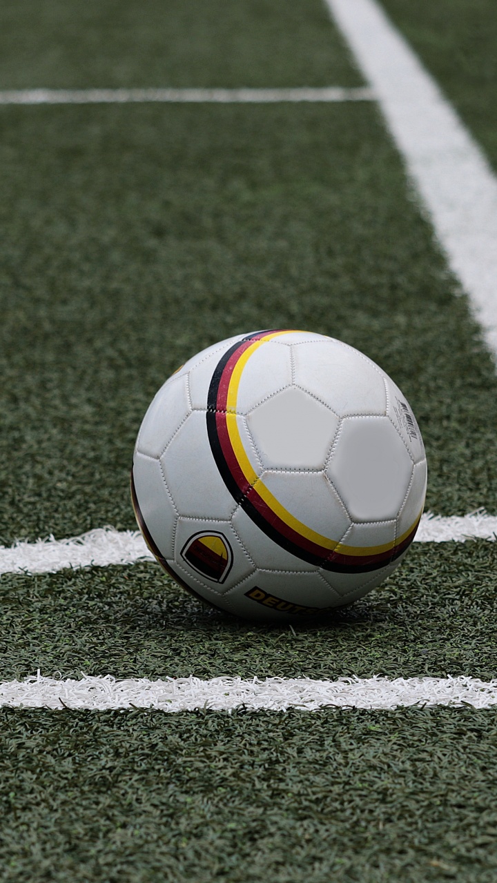 Обои мяч, футбольное поле, футбол, футбольный мяч, спортивные объекты в разрешении 720x1280