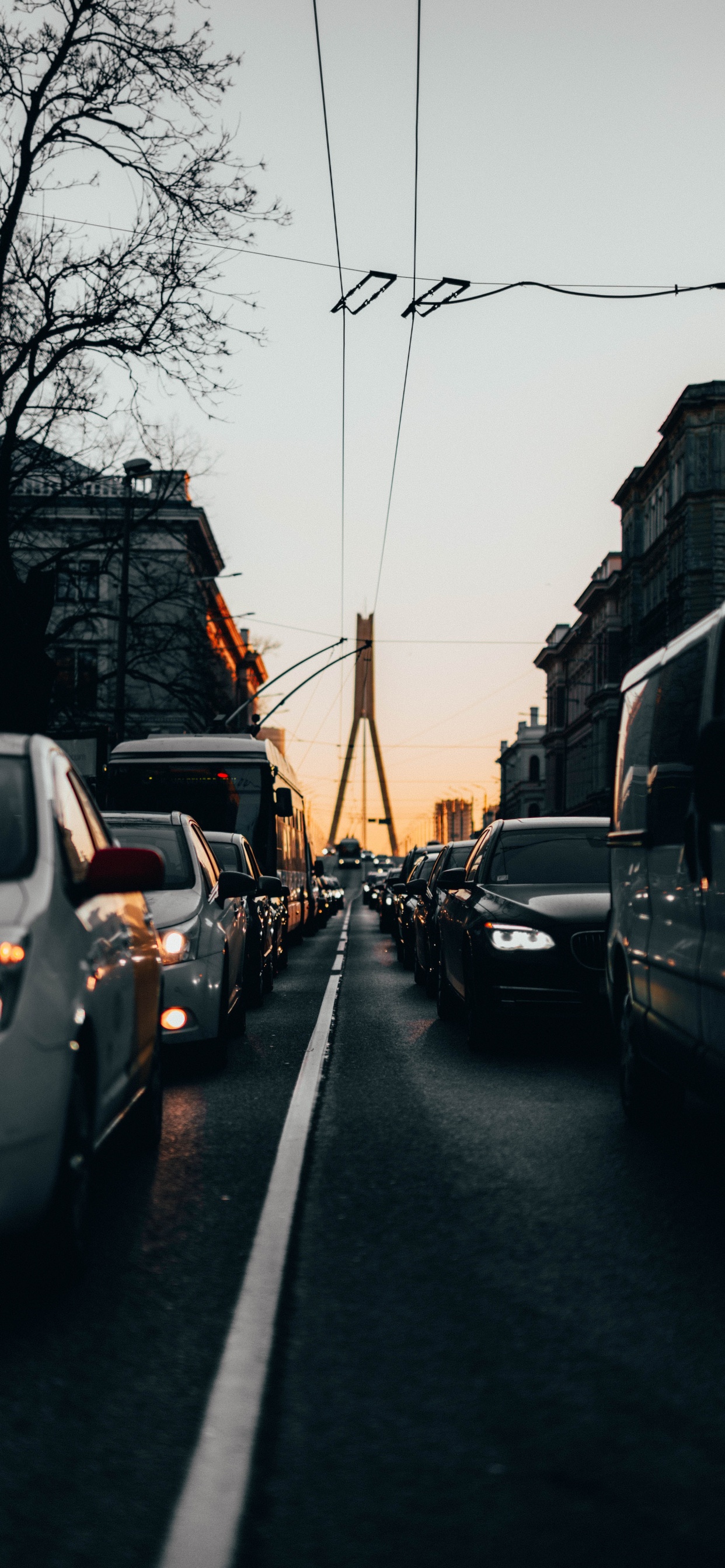 Обои дорожные пробки, трафик, транспорт, переулок, дорога в разрешении 1242x2688