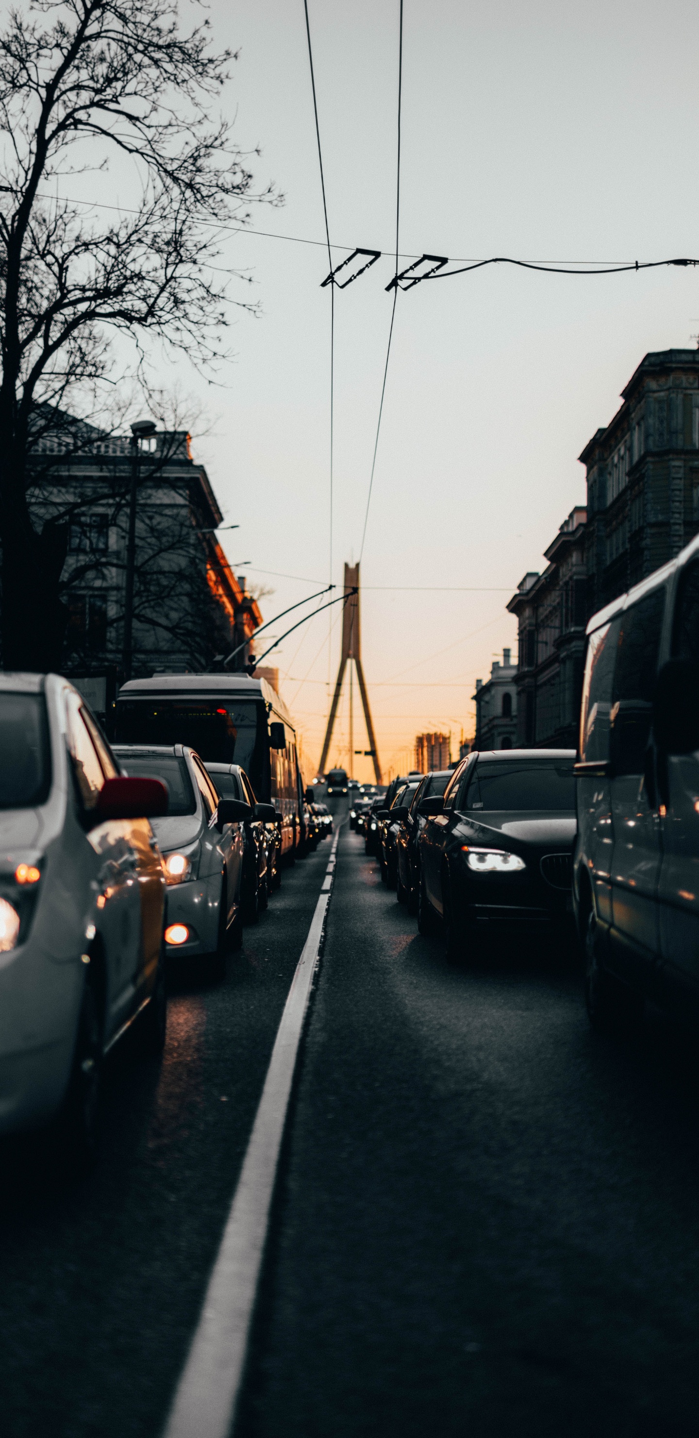 Обои дорожные пробки, трафик, транспорт, переулок, дорога в разрешении 1440x2960