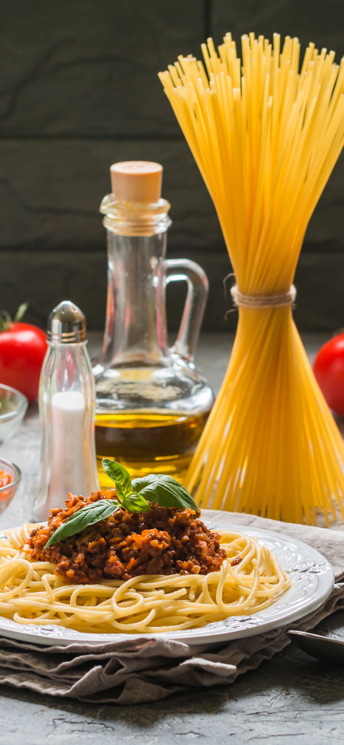 Обои вегетарианская кухня, паста, спагетти, пища, лук в разрешении 1125x2436