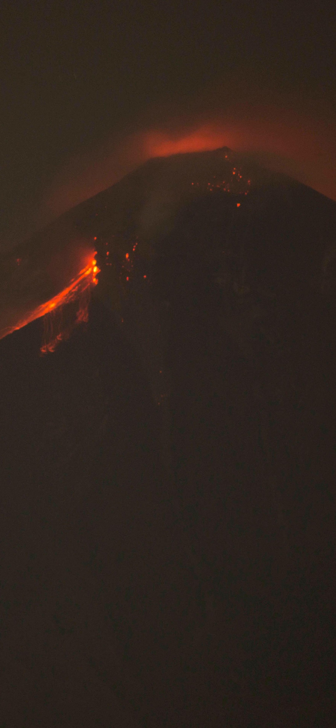 Обои типы вулканических извержений, вулкан, лава, вулканического рельефа, атмосфера в разрешении 1125x2436