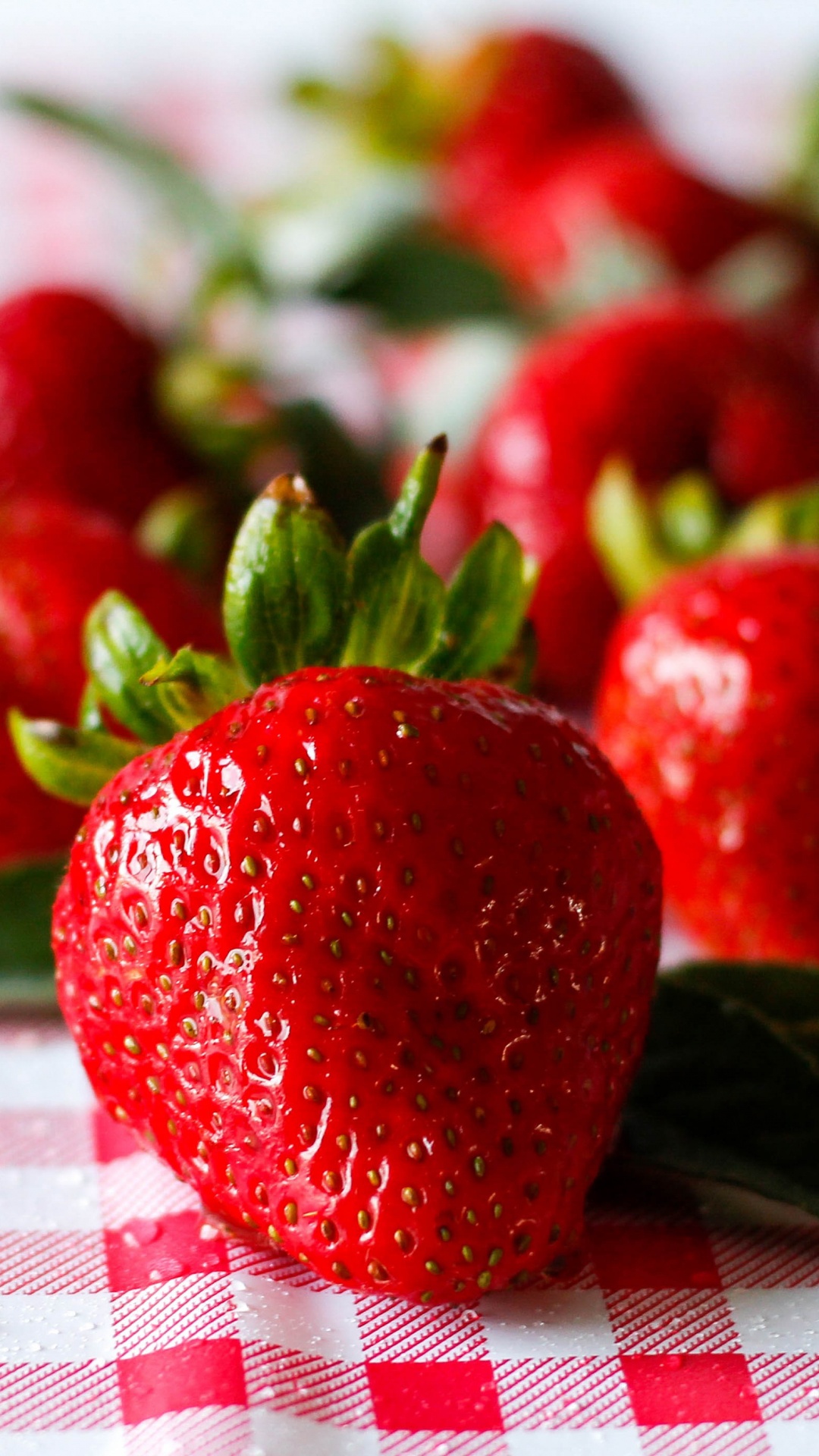 Обои клубника, фрукты, ягоды, природные продукты, пища в разрешении 1080x1920