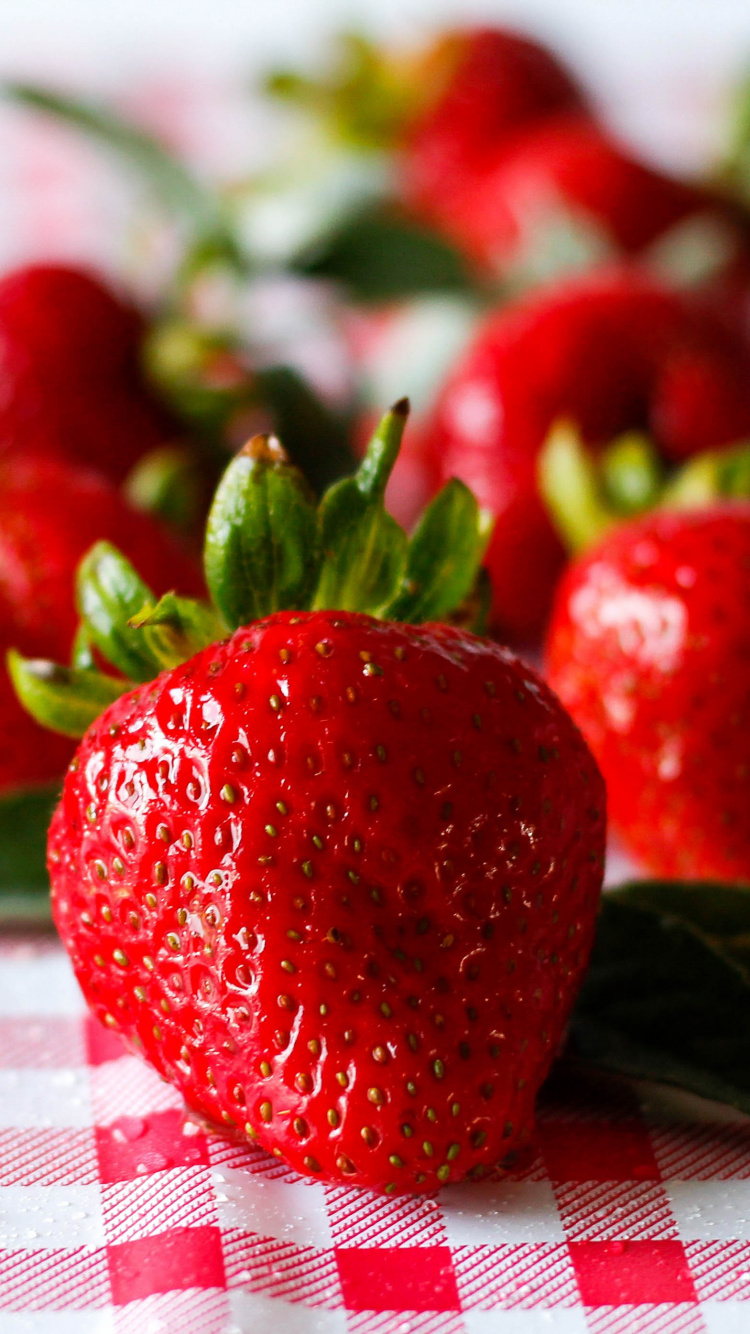 Обои клубника, фрукты, ягоды, природные продукты, пища в разрешении 750x1334