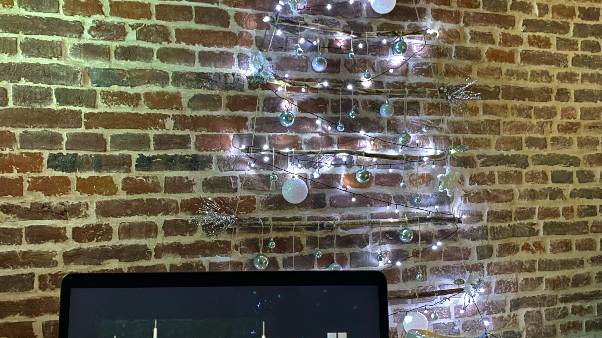 Обои поп уровень 1, елка, Рождественский день, Рождественские украшения, электронное устройство в разрешении 2560x1440