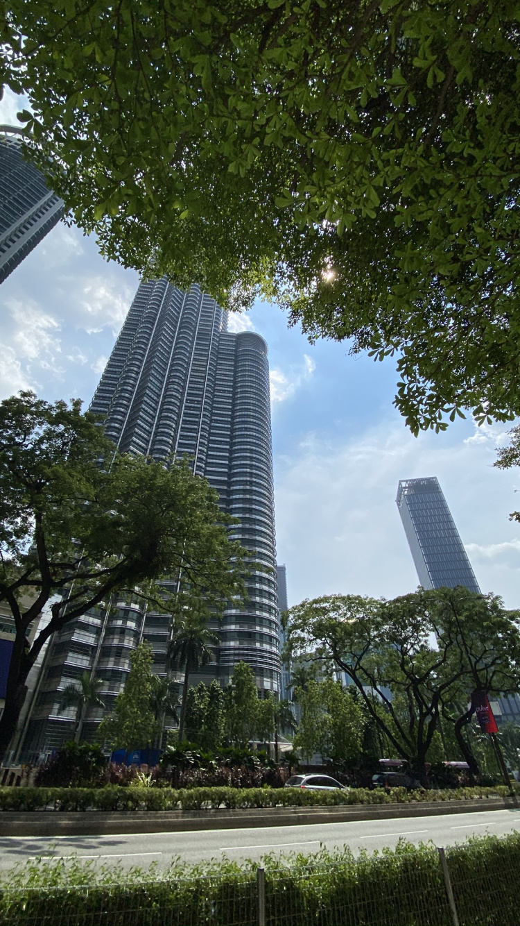 Обои башня, дневное время, архитектура, небоскреб, городской район в разрешении 750x1334