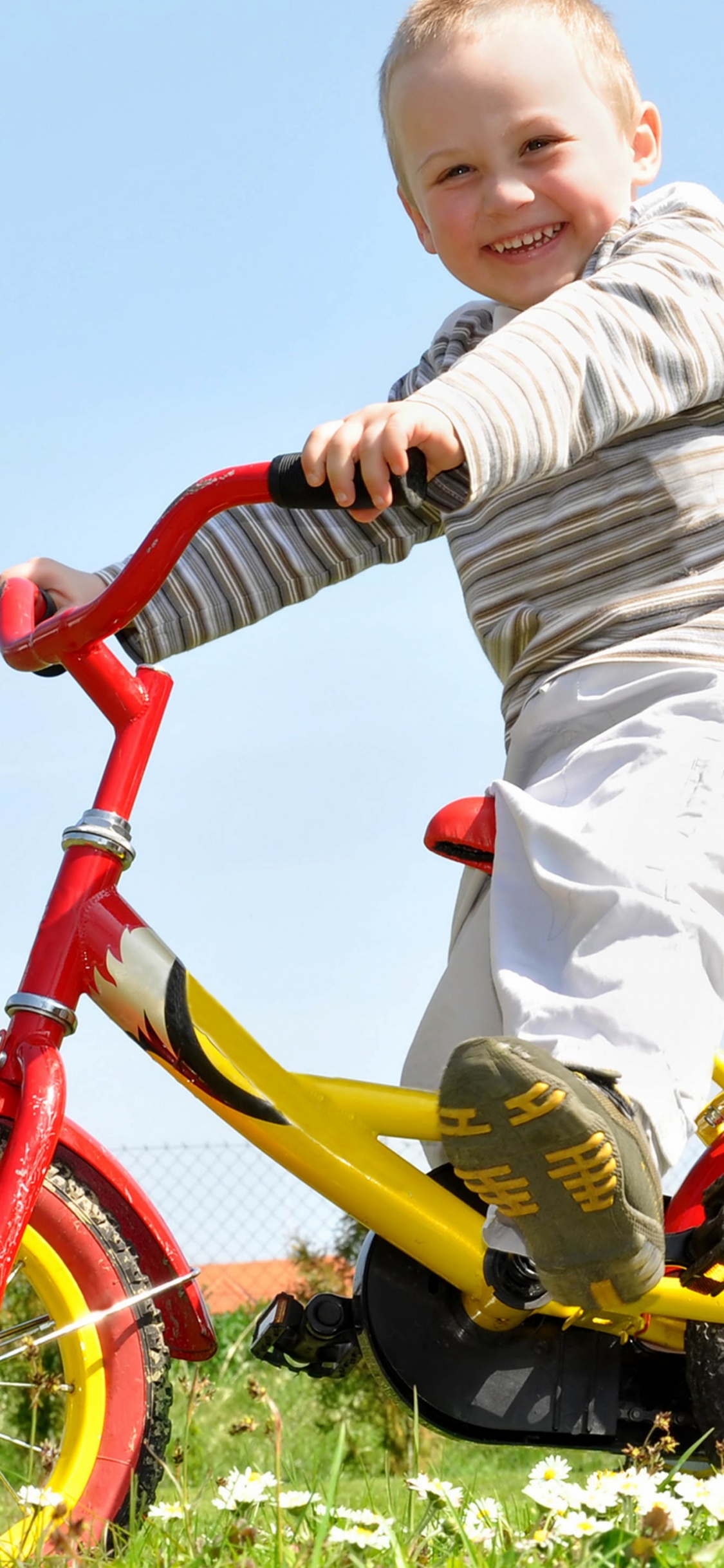 Обои велосипед, ребенок, смех в разрешении 1125x2436