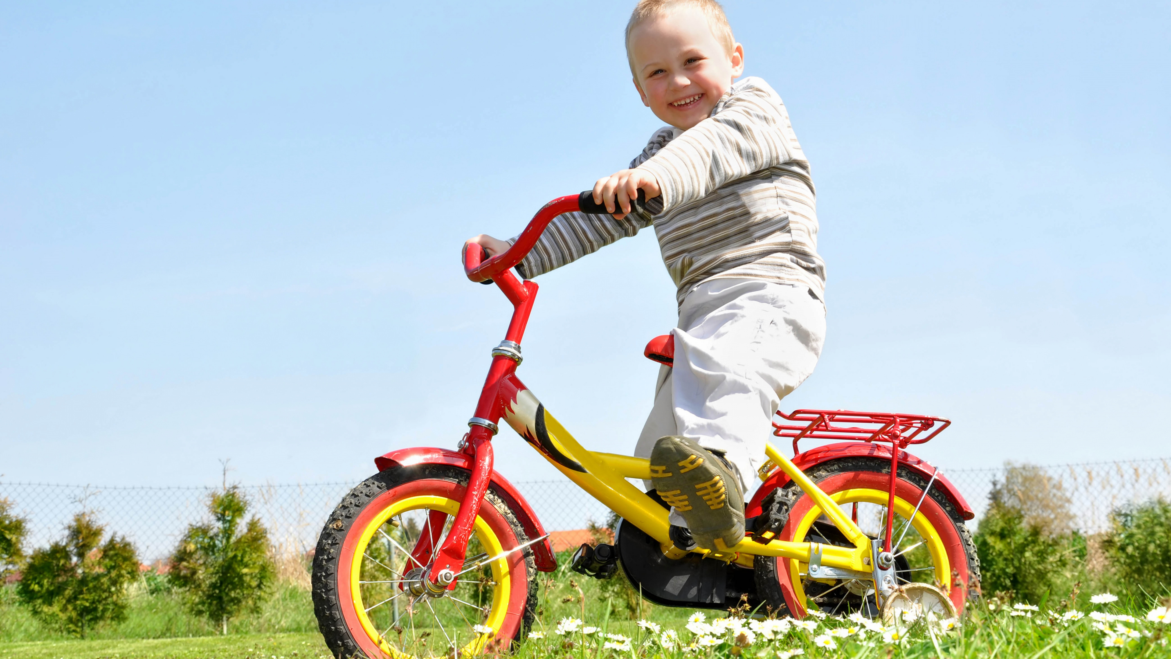 Обои велосипед, ребенок, смех в разрешении 3840x2160