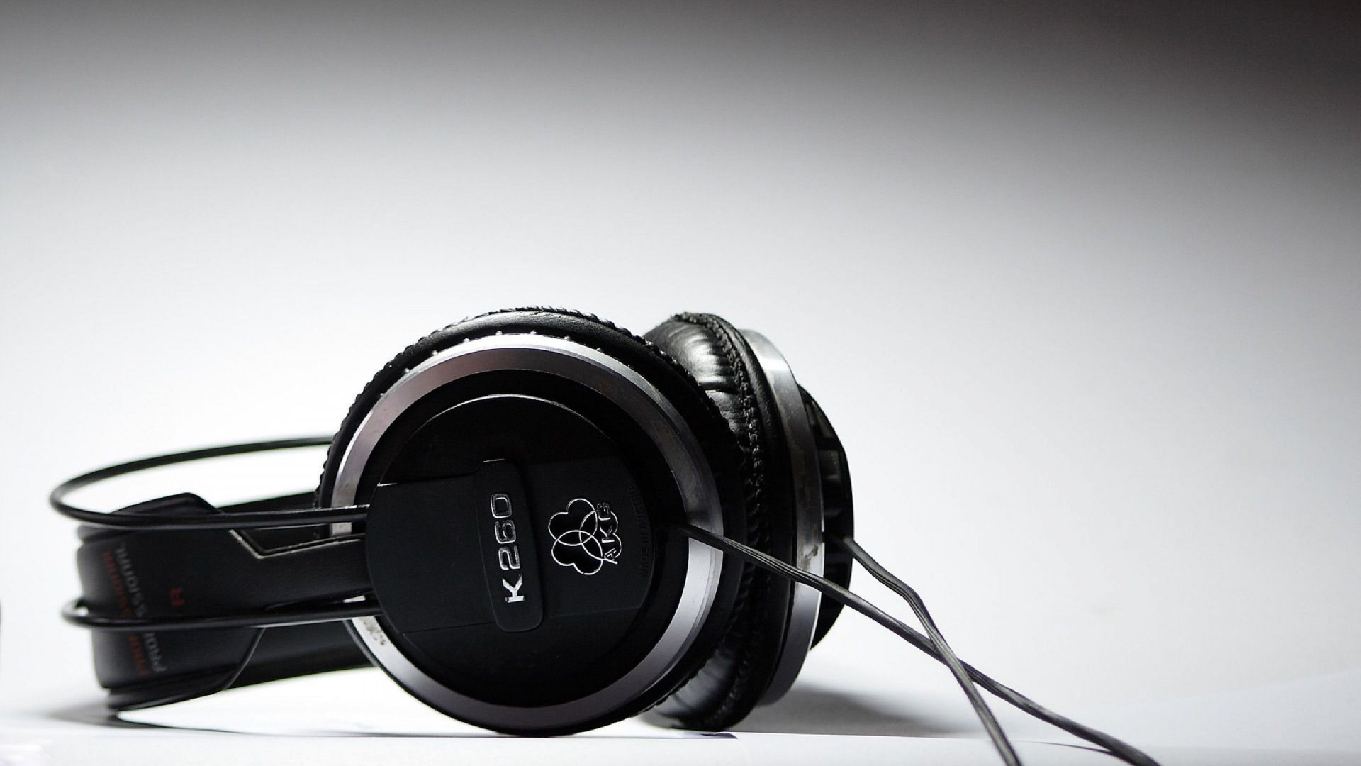Обои наушники, звуковое оборудование, электронное устройство, технологии, черный и белый в разрешении 1920x1080