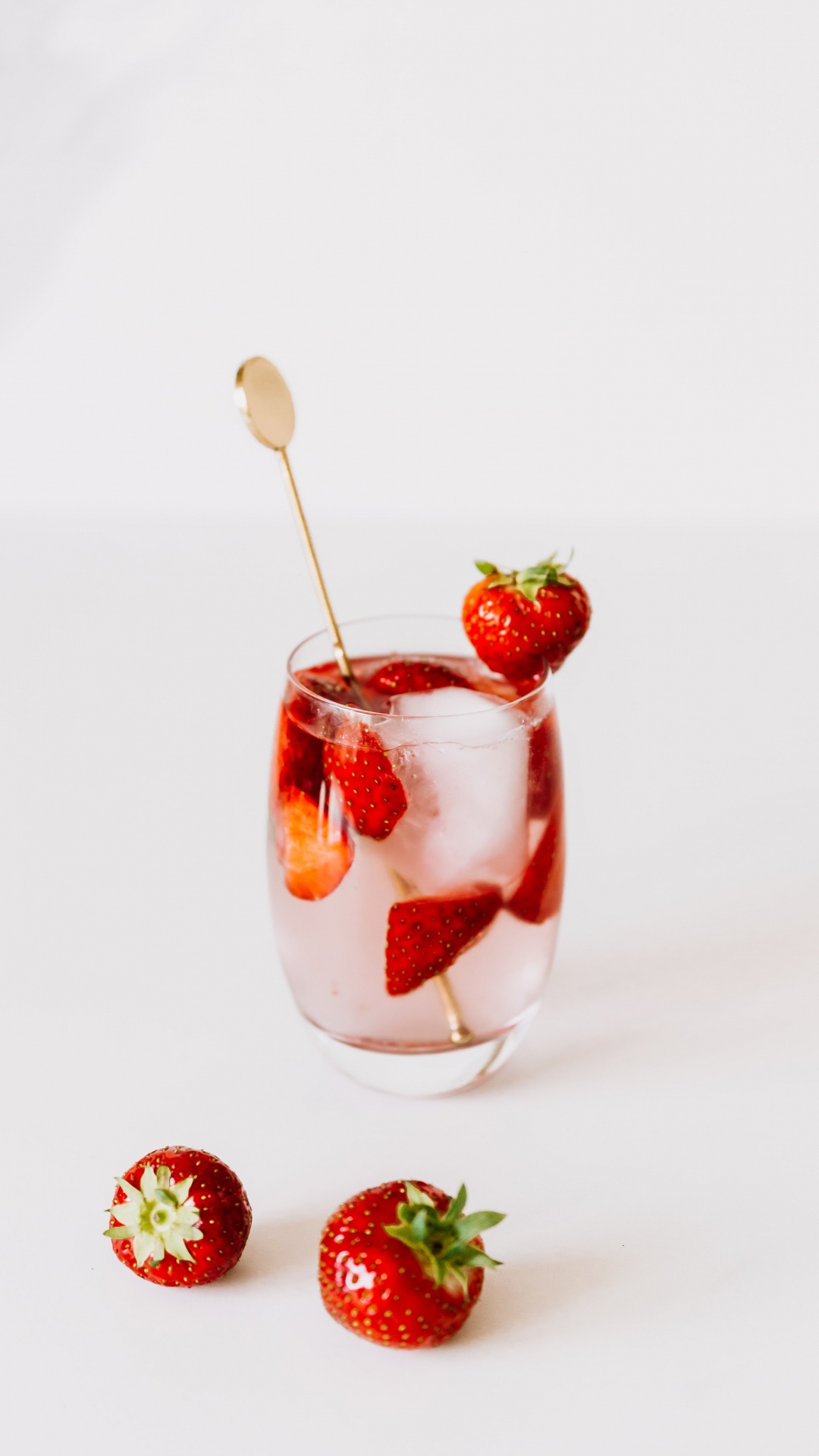 Обои клубника, коктейль гарнируют, пища, жидкий, фрукты в разрешении 1080x1920