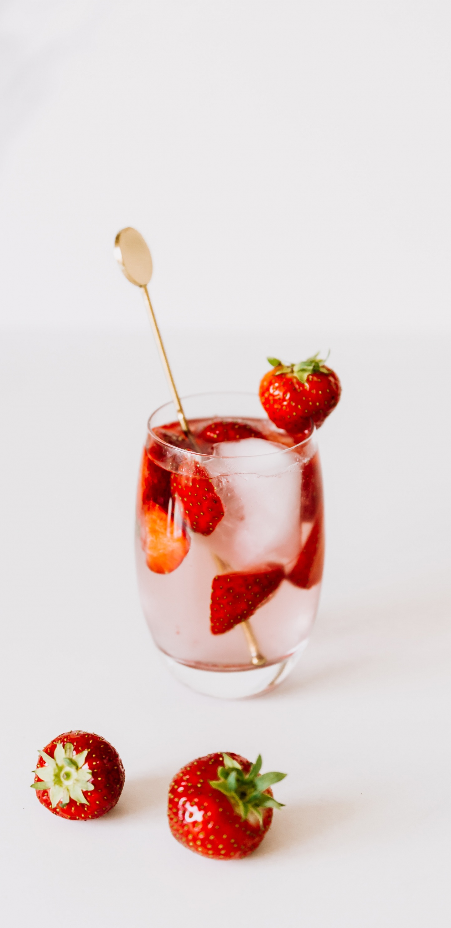 Обои клубника, коктейль гарнируют, пища, жидкий, фрукты в разрешении 1440x2960