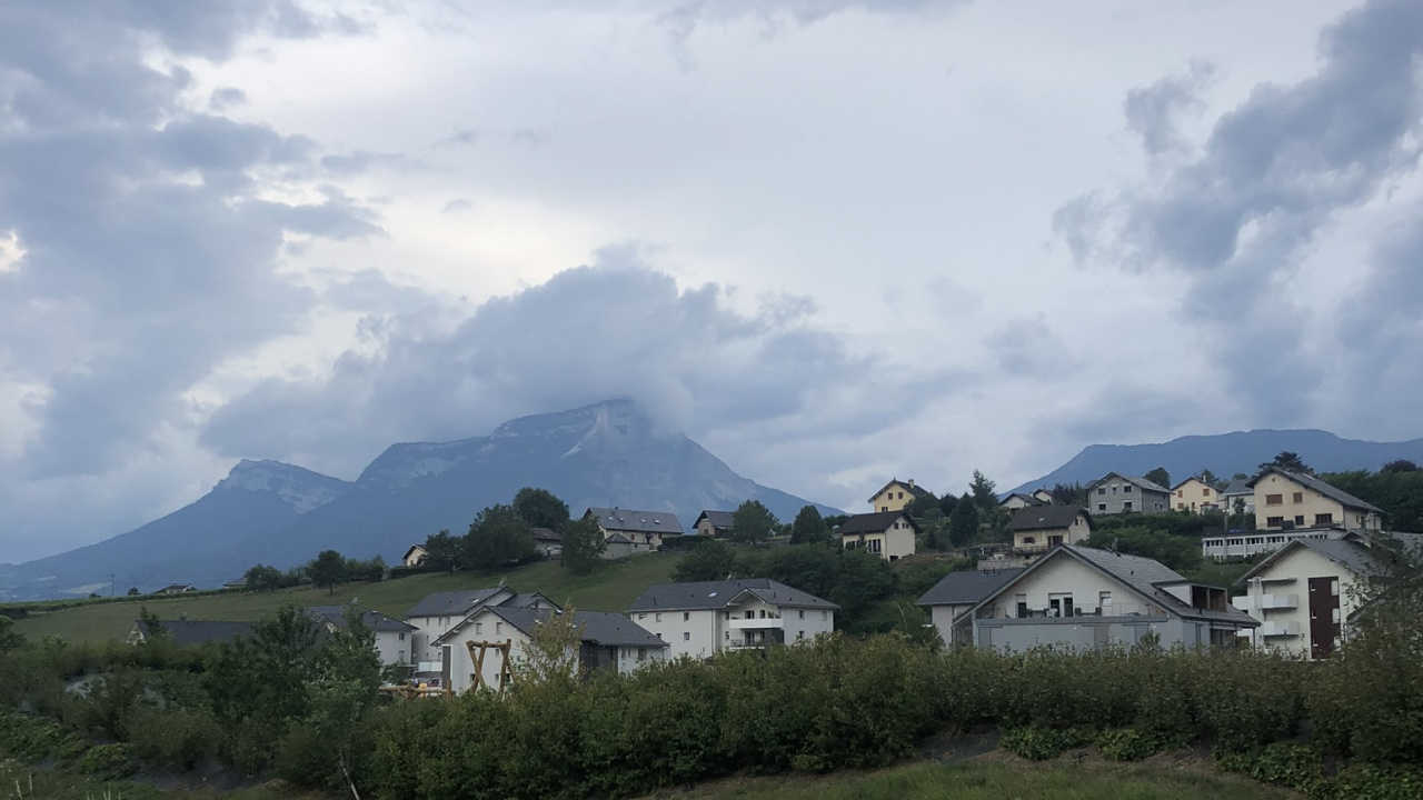 Обои автомобильное зеркало, облако, горный рельеф, нагорье, Автомобильное боковое зеркало в разрешении 1280x720