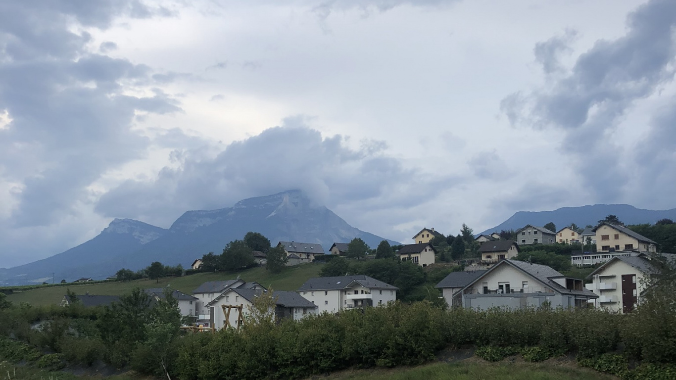 Обои автомобильное зеркало, облако, горный рельеф, нагорье, Автомобильное боковое зеркало в разрешении 1366x768