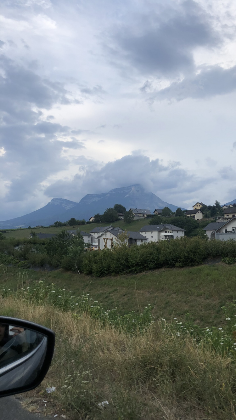 Обои автомобильное зеркало, облако, горный рельеф, нагорье, Автомобильное боковое зеркало в разрешении 750x1334