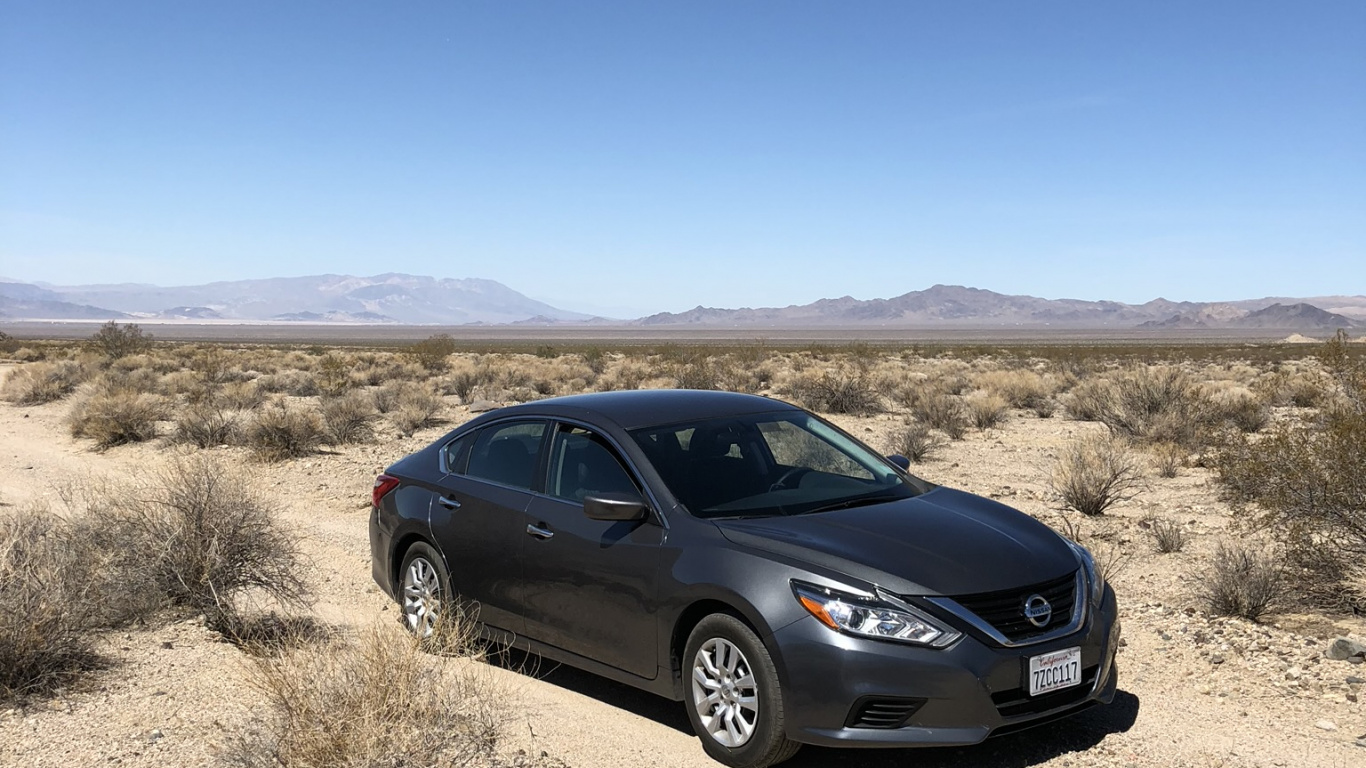 Обои США, Мохаве, дорога, Король, компактный автомобиль в разрешении 1366x768