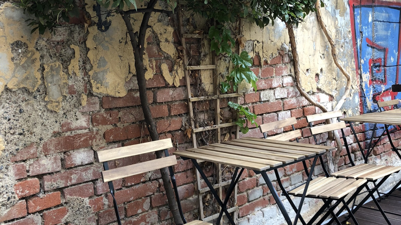 Обои дерево, мебель, таблица, открытый стол, уличная мебель в разрешении 1280x720