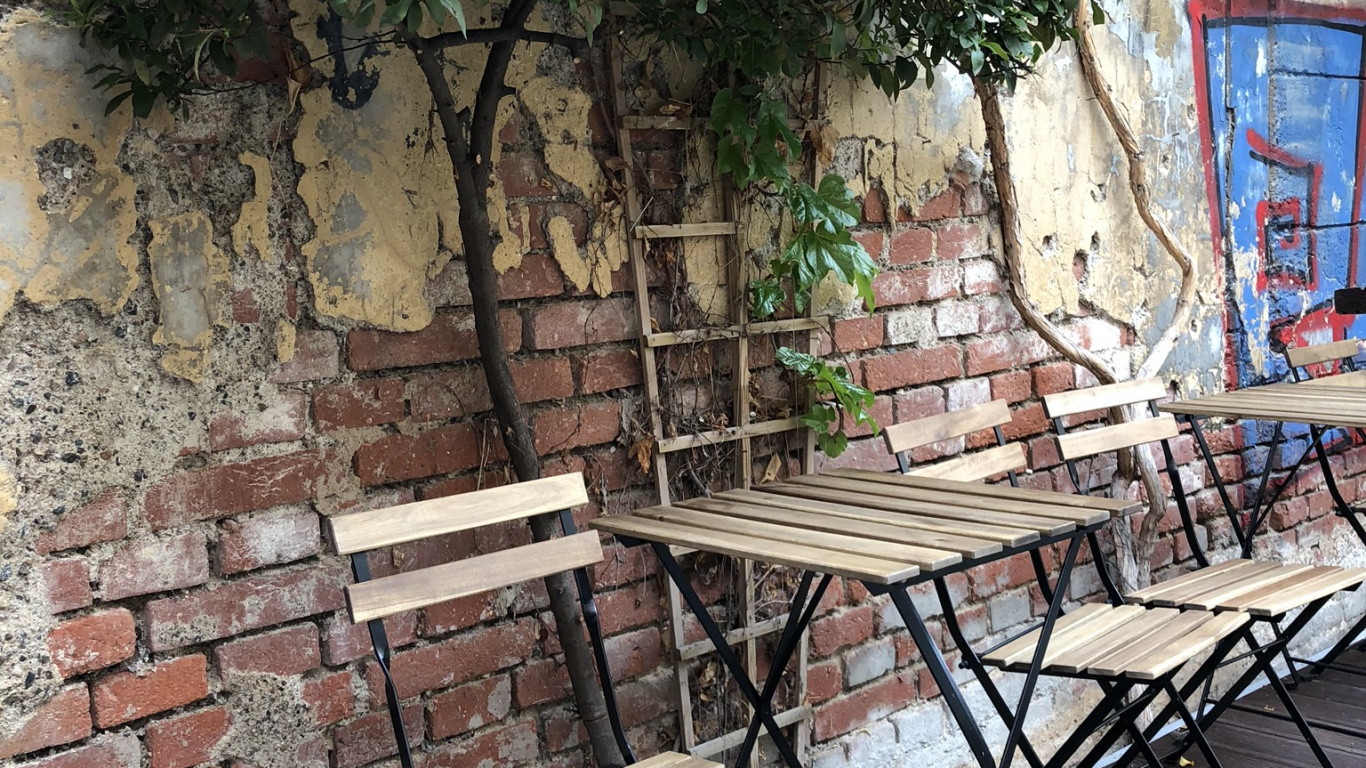 Обои дерево, мебель, таблица, открытый стол, уличная мебель в разрешении 1366x768