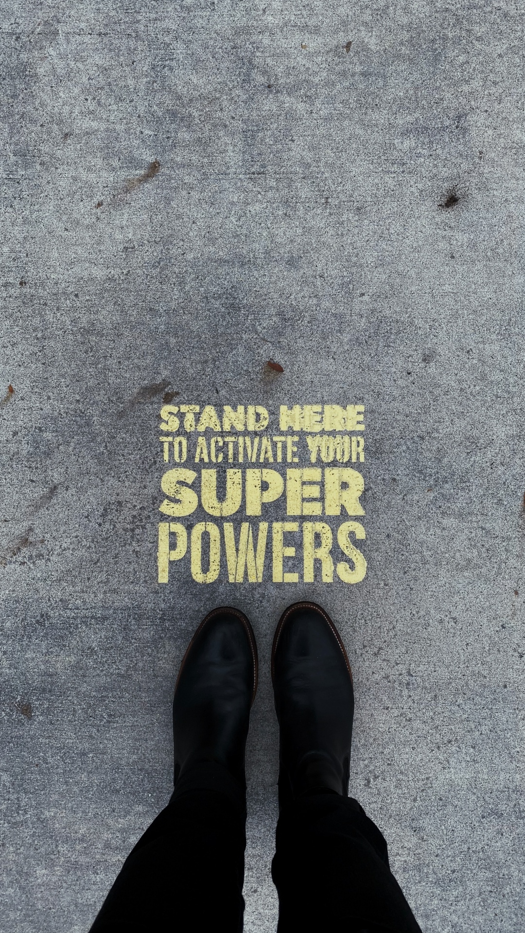 Обои черный, текст, стена, обувь, нога в разрешении 1080x1920