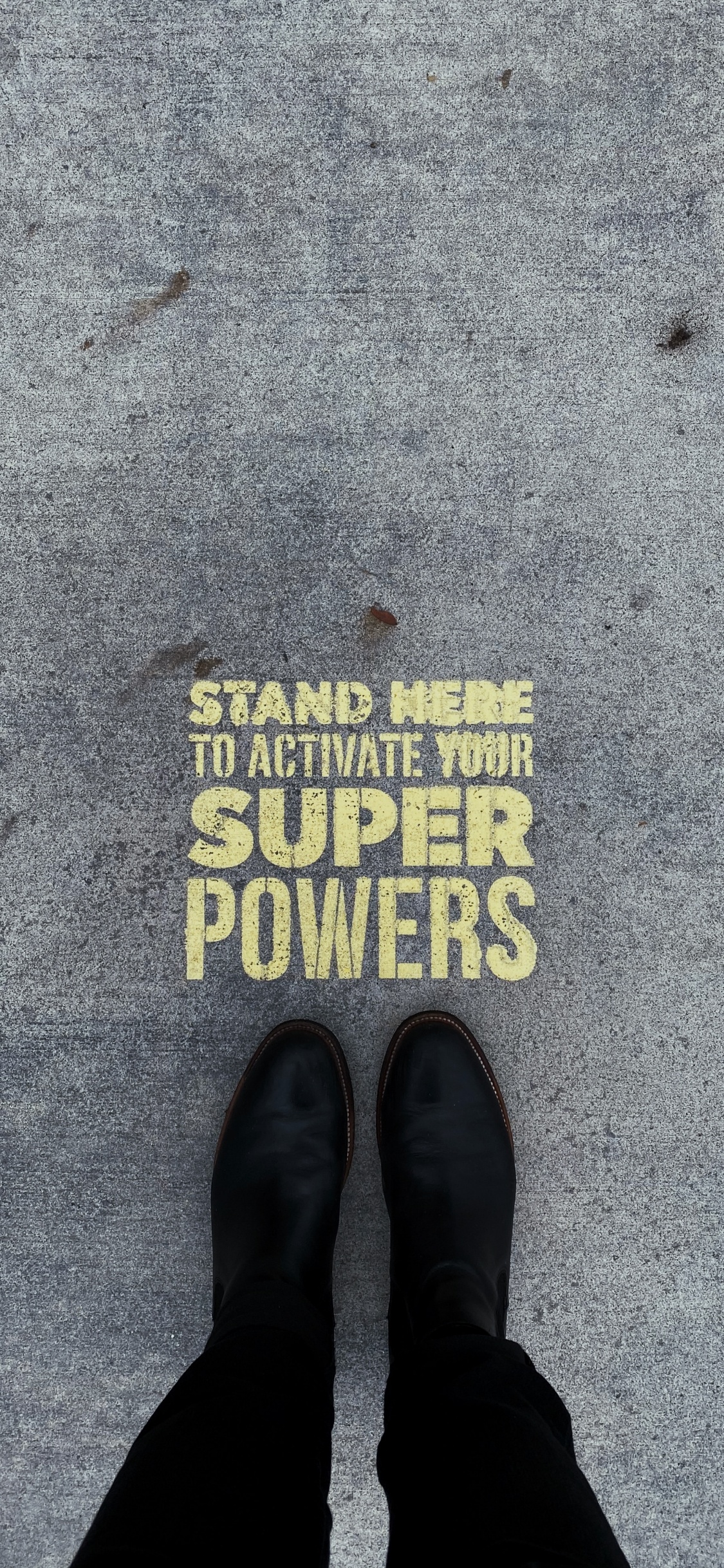 Обои черный, текст, стена, обувь, нога в разрешении 1125x2436