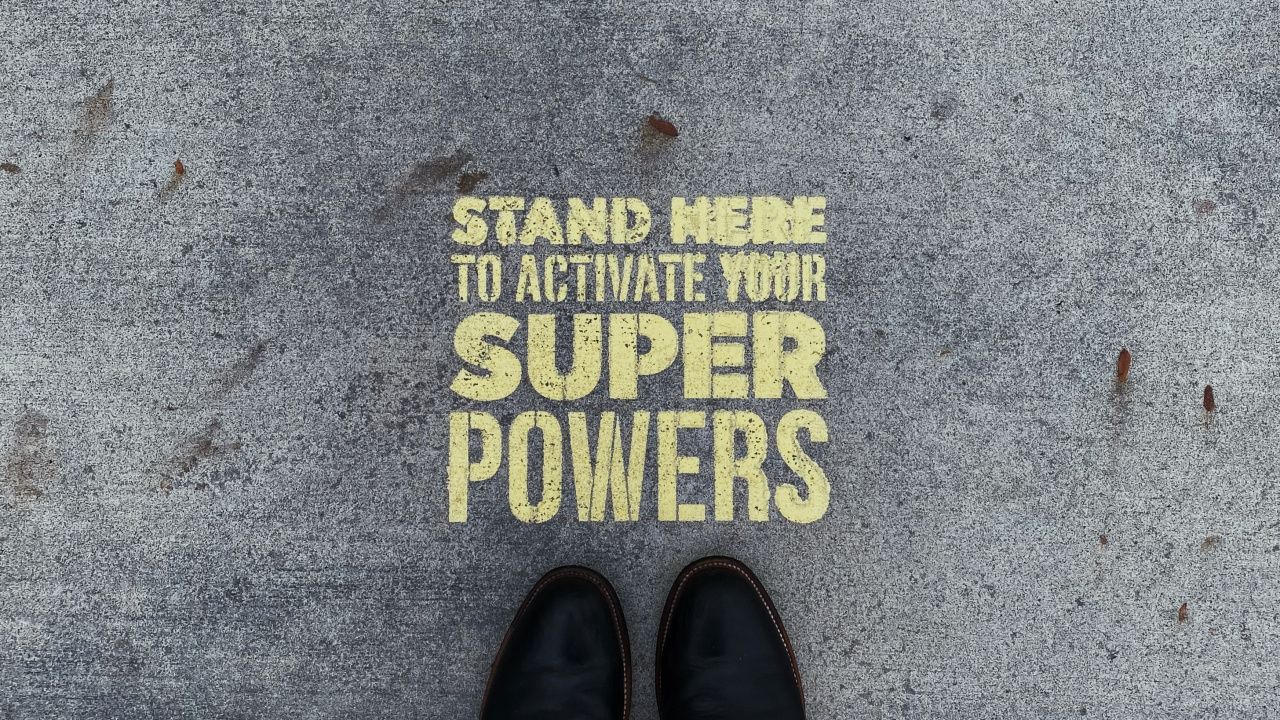 Обои черный, текст, стена, обувь, нога в разрешении 1280x720