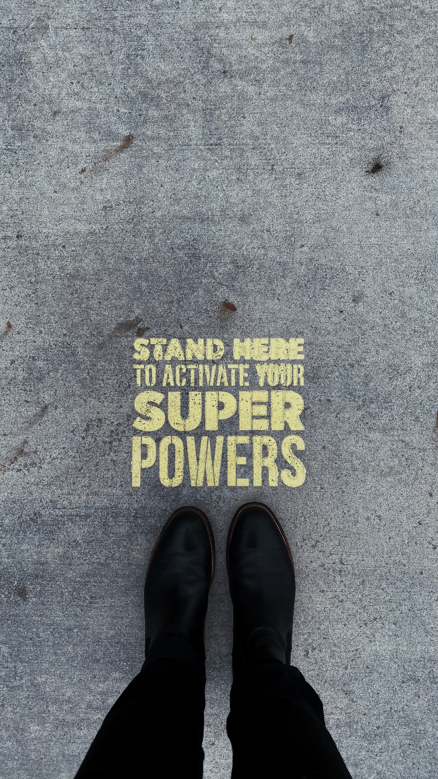 Обои черный, текст, стена, обувь, нога в разрешении 1440x2560