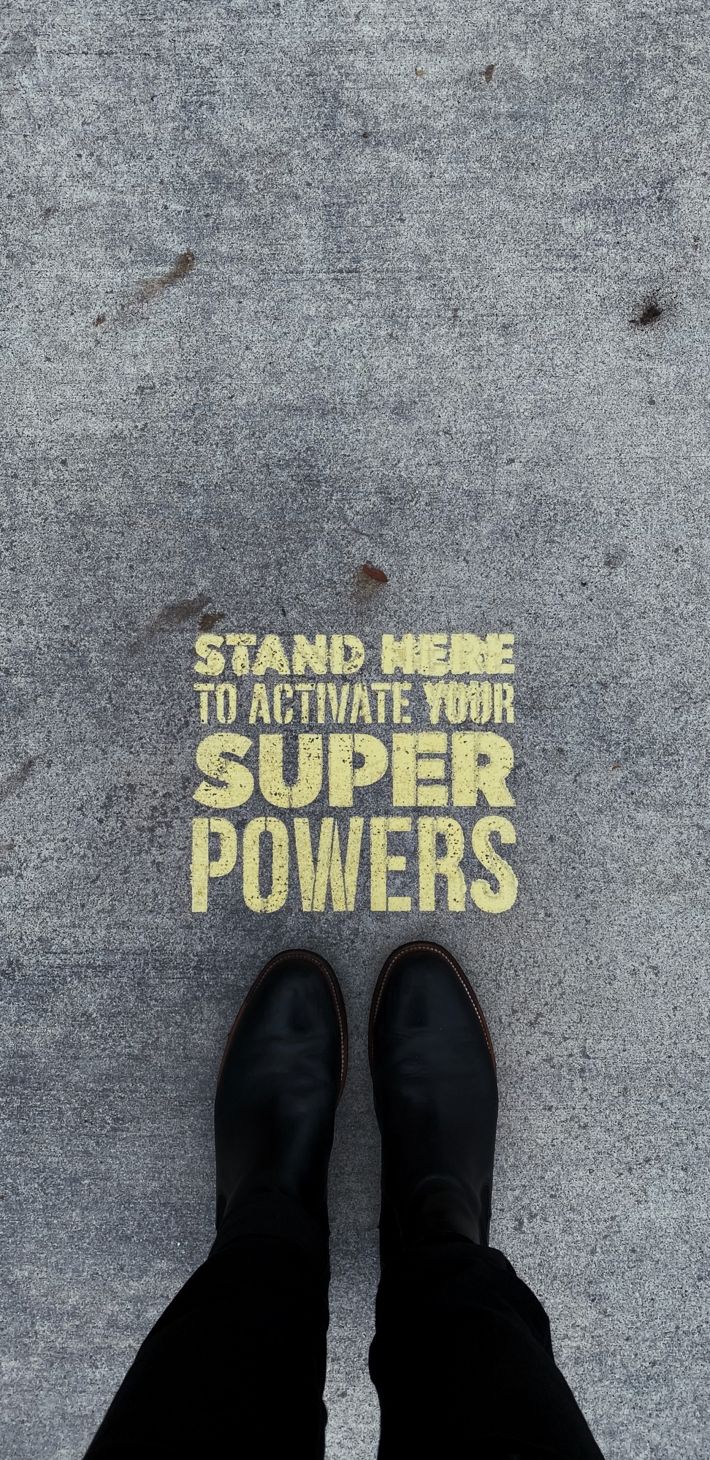Обои черный, текст, стена, обувь, нога в разрешении 1440x2960