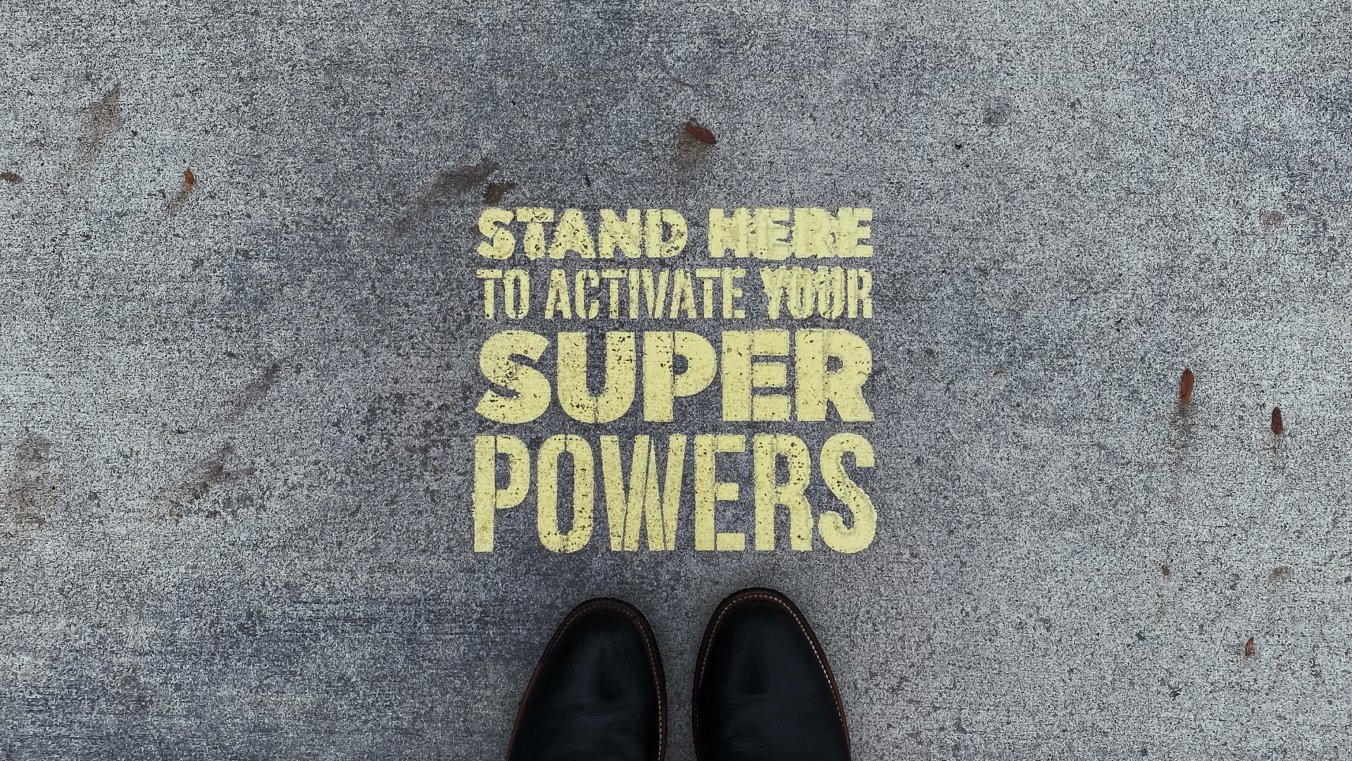 Обои черный, текст, стена, обувь, нога в разрешении 1920x1080