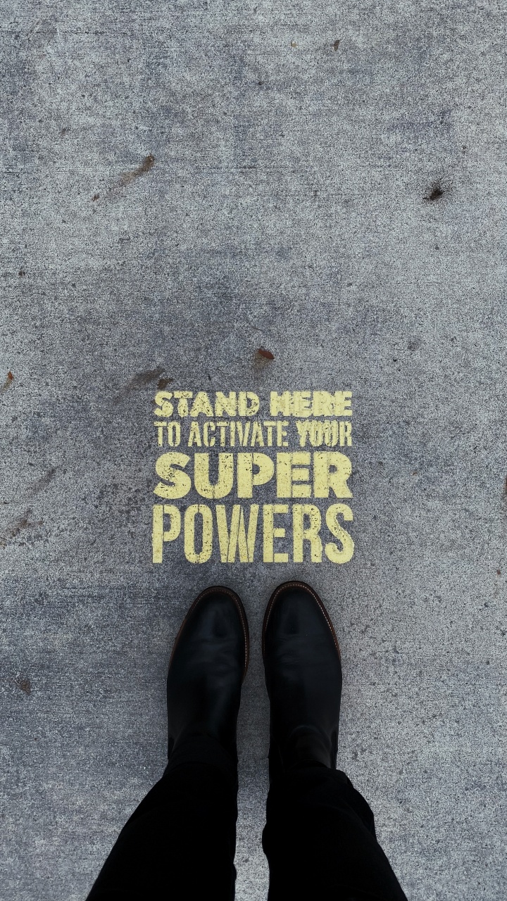 Обои черный, текст, стена, обувь, нога в разрешении 720x1280