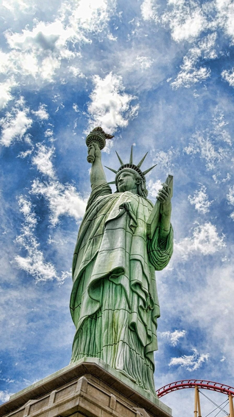 Обои статуя, ориентир, облако, памятник, дневное время в разрешении 750x1334