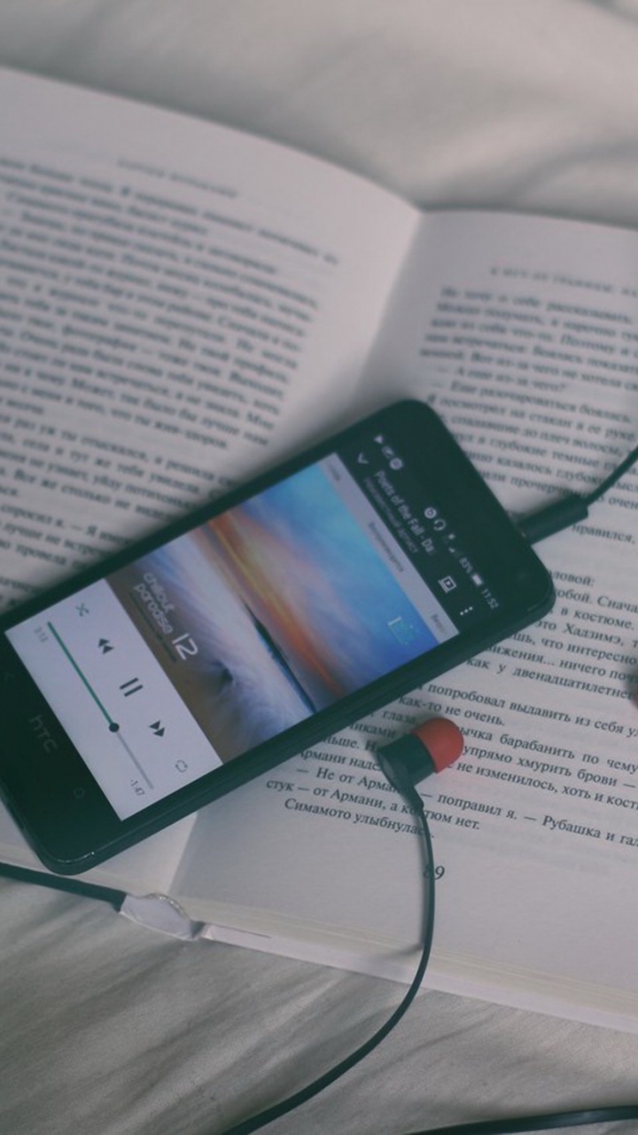 Обои книга, текст, гаджет, технологии, электронное устройство в разрешении 720x1280