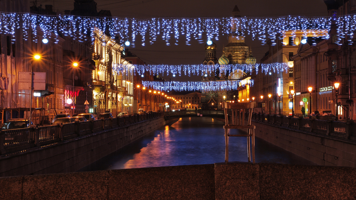 Обои отражение, Рождественские огни, ночь, водный путь, освещение в разрешении 1366x768